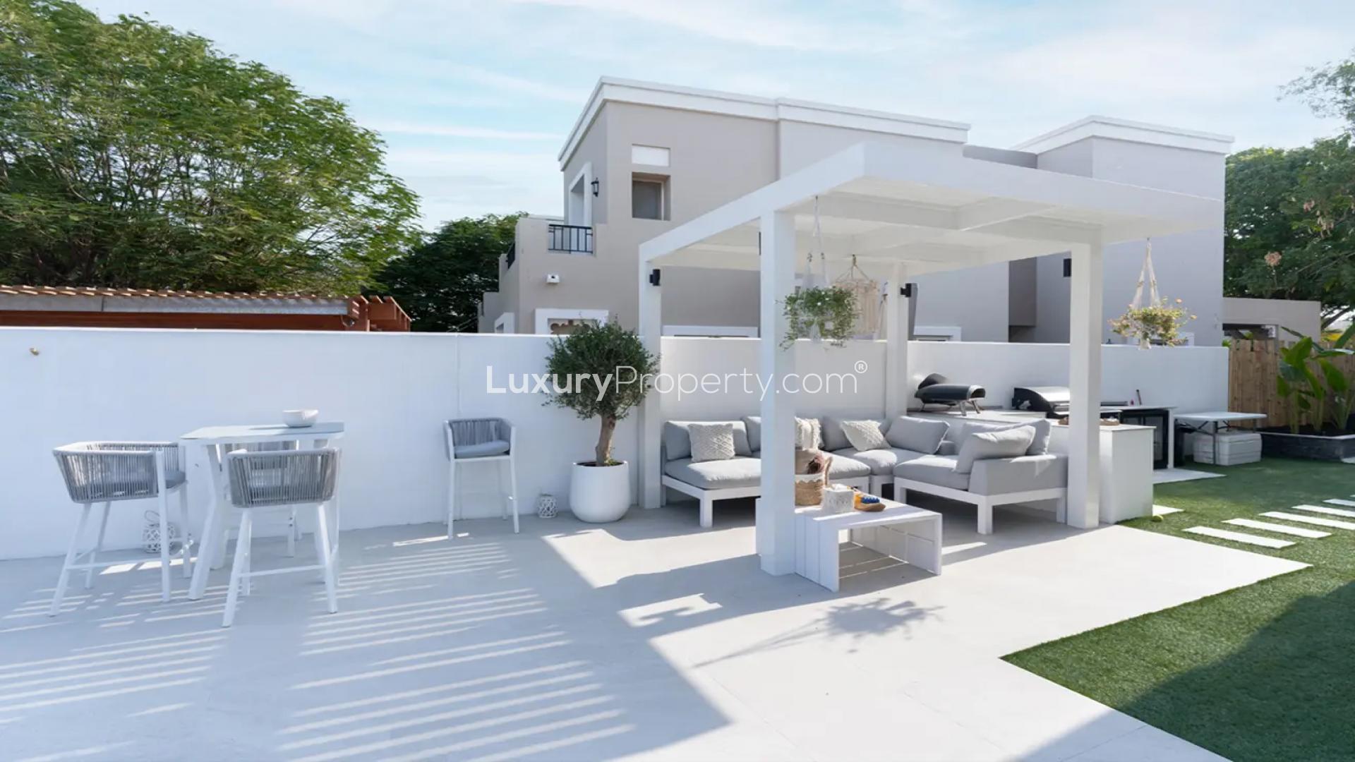 Scenic view of Al Reem 2 townhouses and lake in Arabian Ranches community