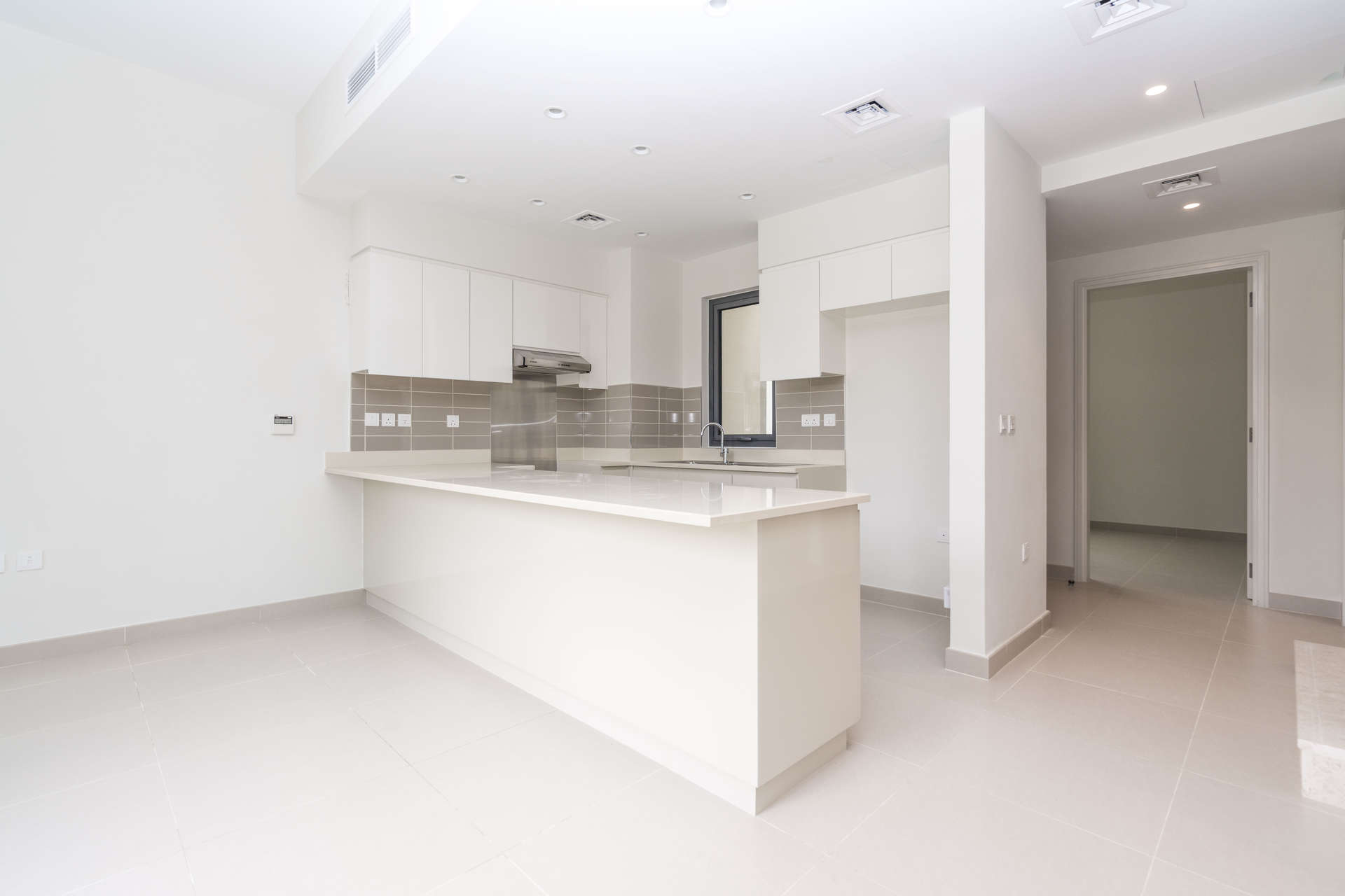 Modern kitchen in 3-bedroom Type 2M townhouse, Maple 1, Dubai Hills Estate, for sale