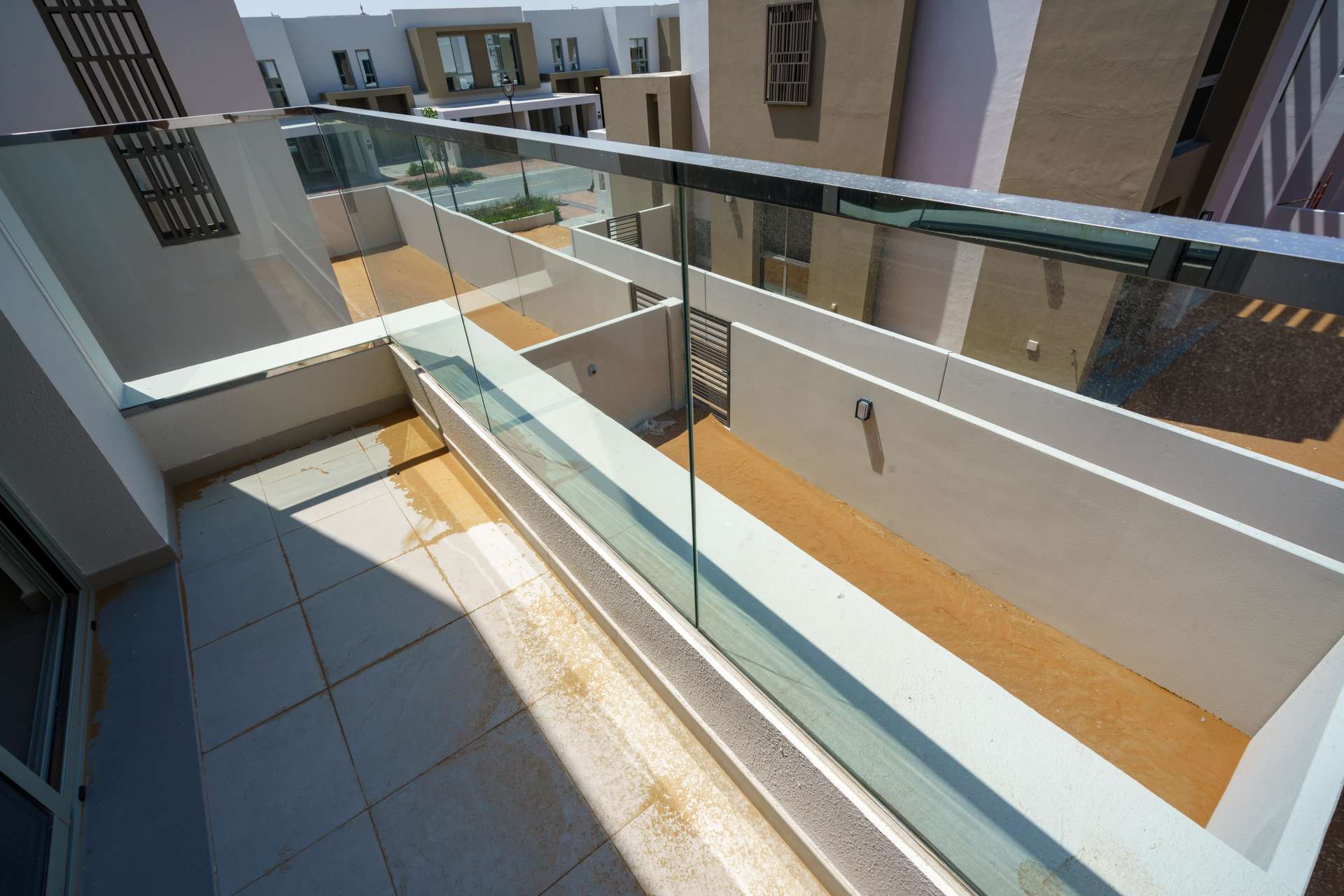 Modern kitchen in brand new 3-bedroom townhouse, Reem Community, Arabian Ranches 2, Dubai