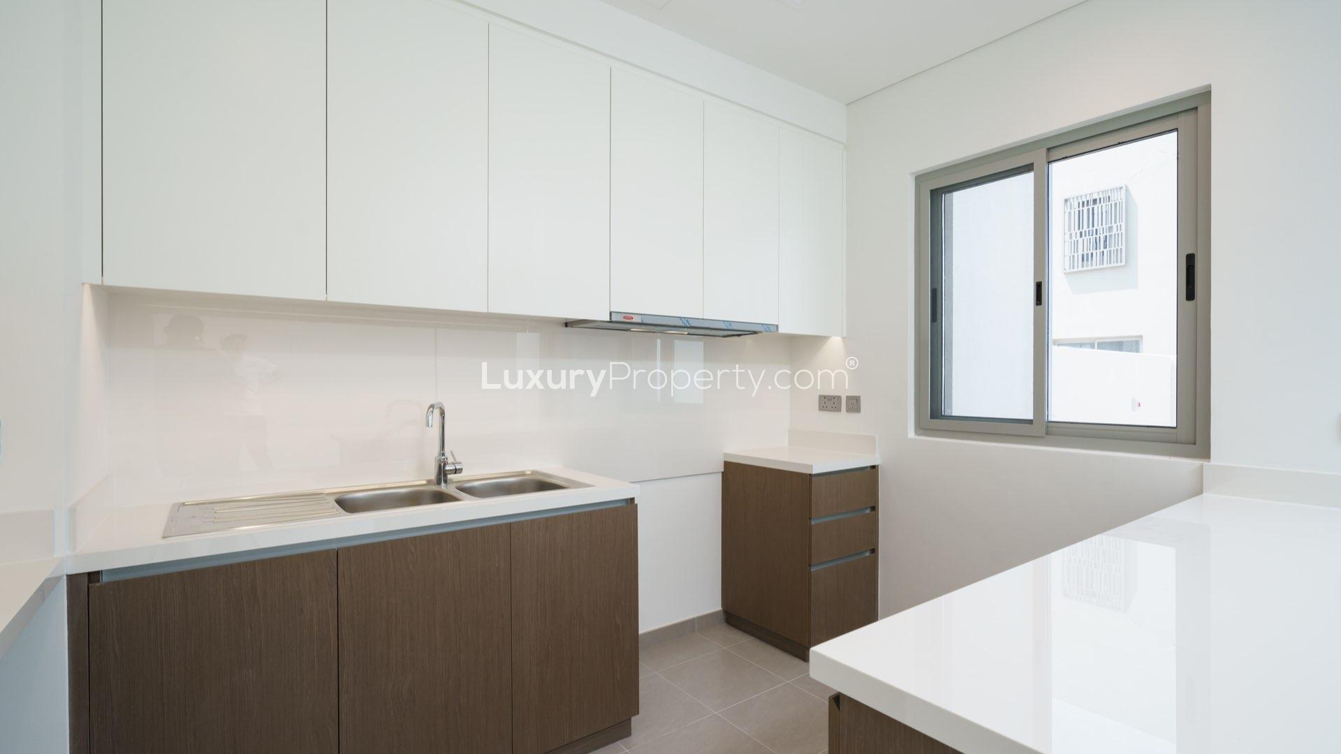 Modern kitchen in 3-bedroom townhouse for rent, Reem, Arabian Ranches 2, LP10230