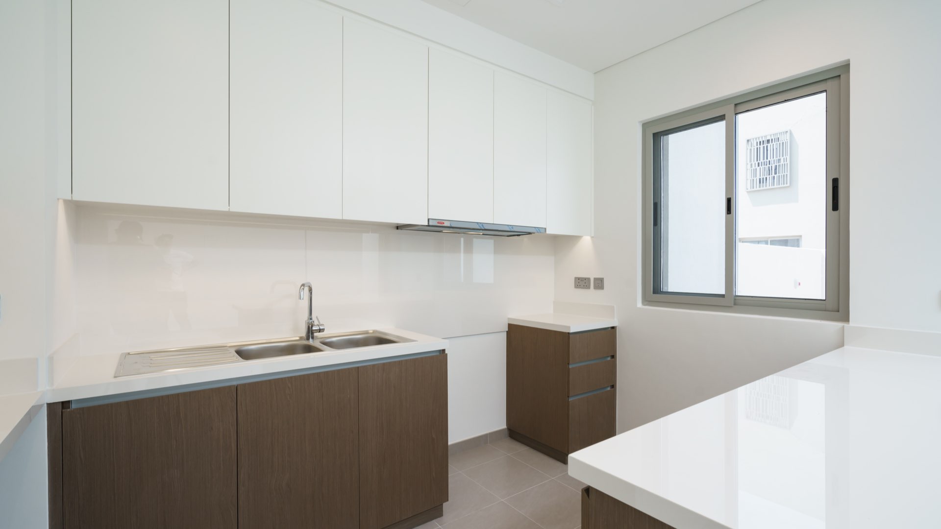 Modern kitchen in 3-bedroom townhouse for rent, Reem, Arabian Ranches 2, LP10230