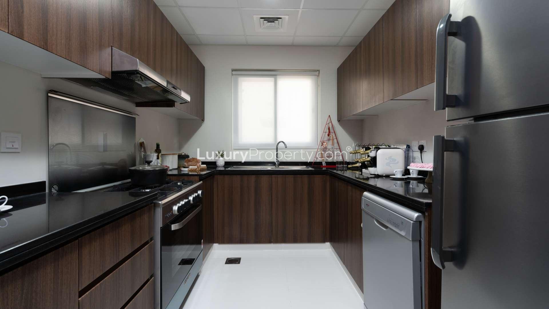 Modern kitchen in elegant three-bedroom townhouse, Trixis, The Roots Akoya Oxygen, LP10736