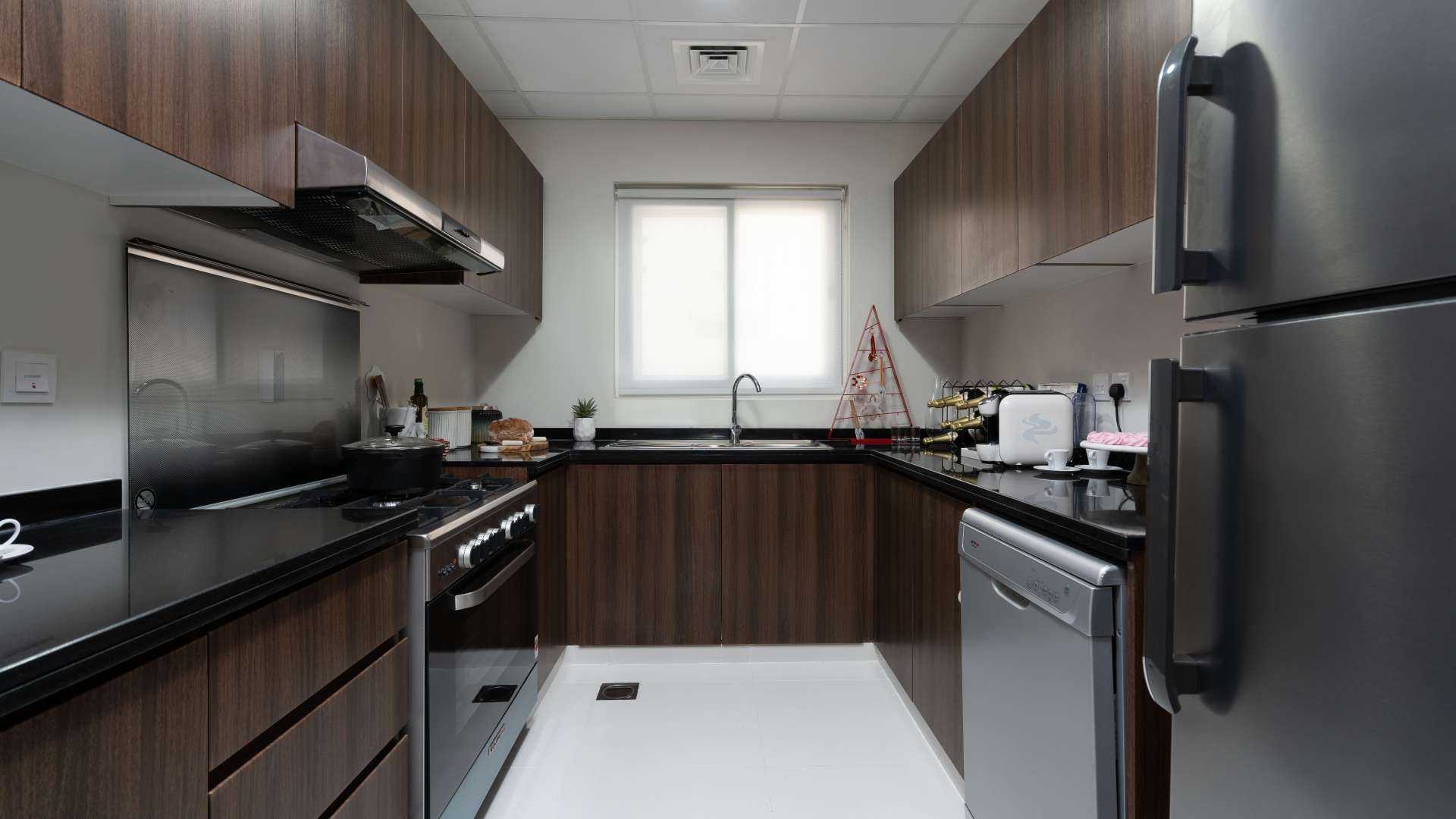 Modern kitchen in elegant three-bedroom townhouse, Trixis, The Roots Akoya Oxygen, LP10736