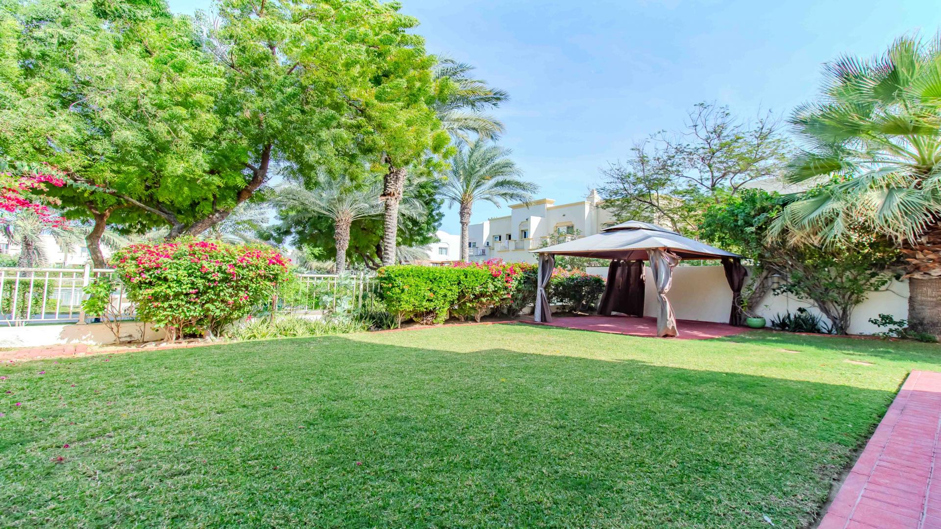 Bright living room in 3-bedroom villa, Springs 3, ideal family home for rent