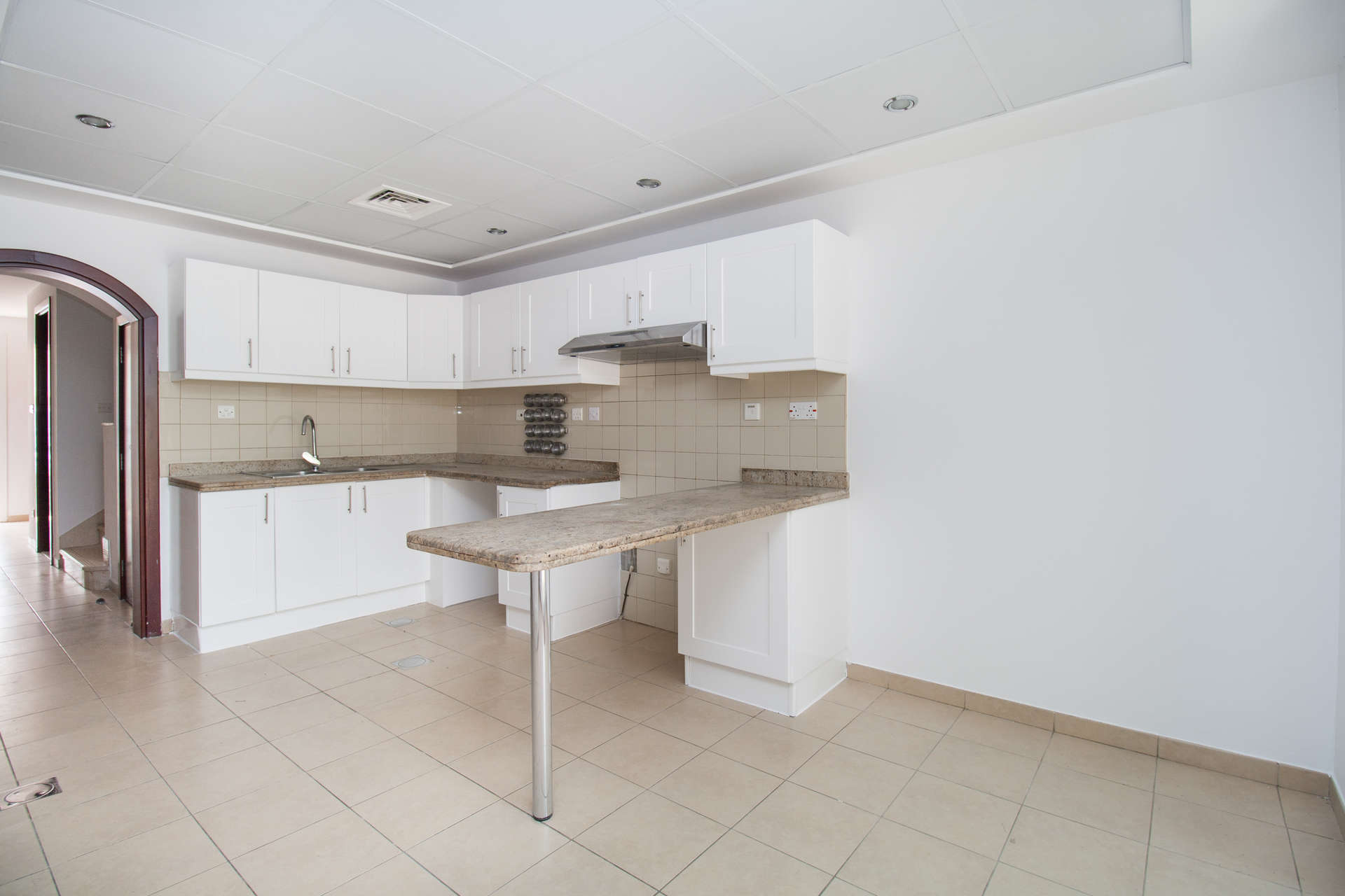 Modern kitchen in spacious 3-bedroom townhouse, Al Reem 1, Arabian Ranches, for rent