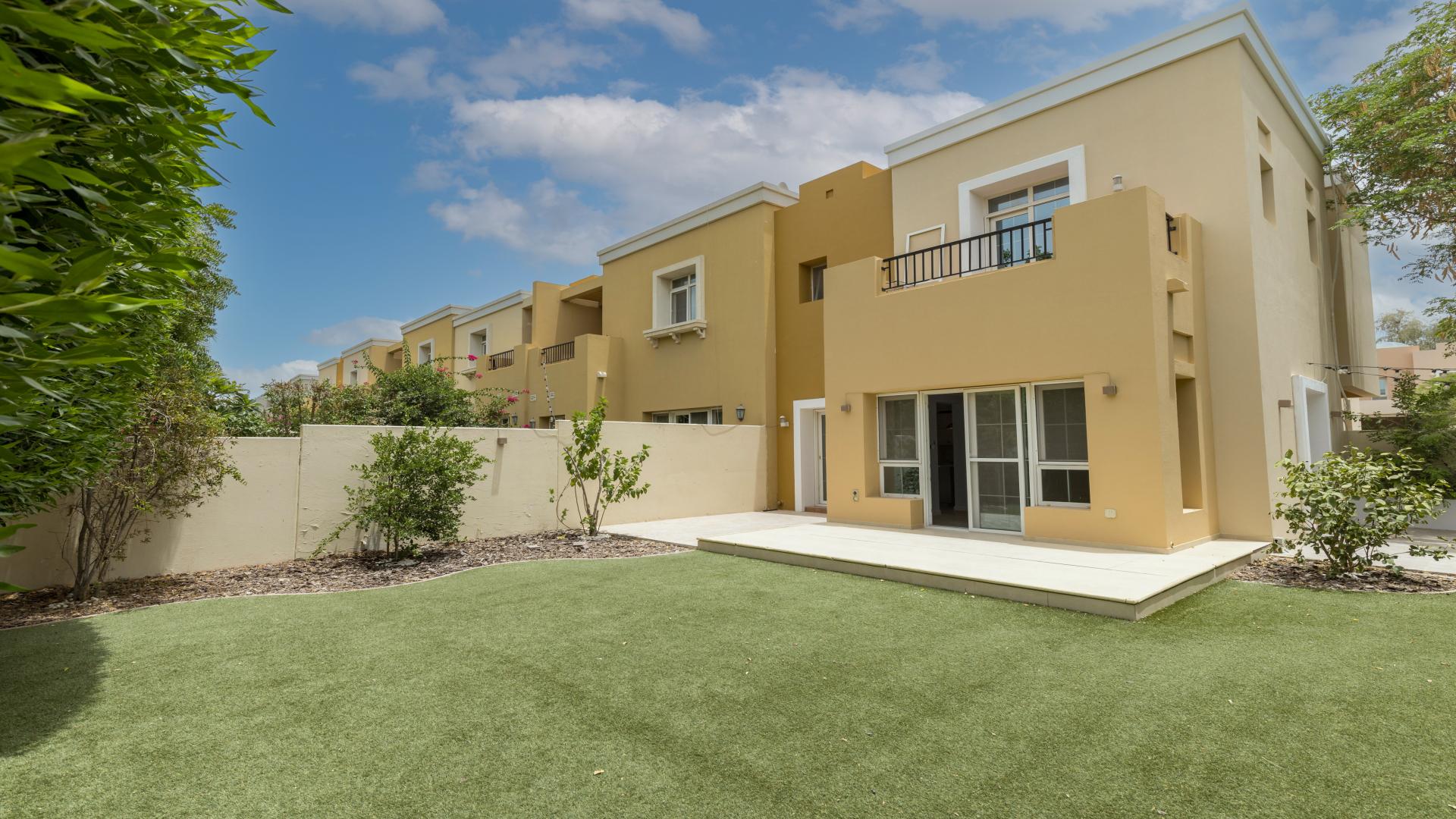 Spacious open-plan kitchen and living area in upgraded Al Reem villa, Arabian Ranches