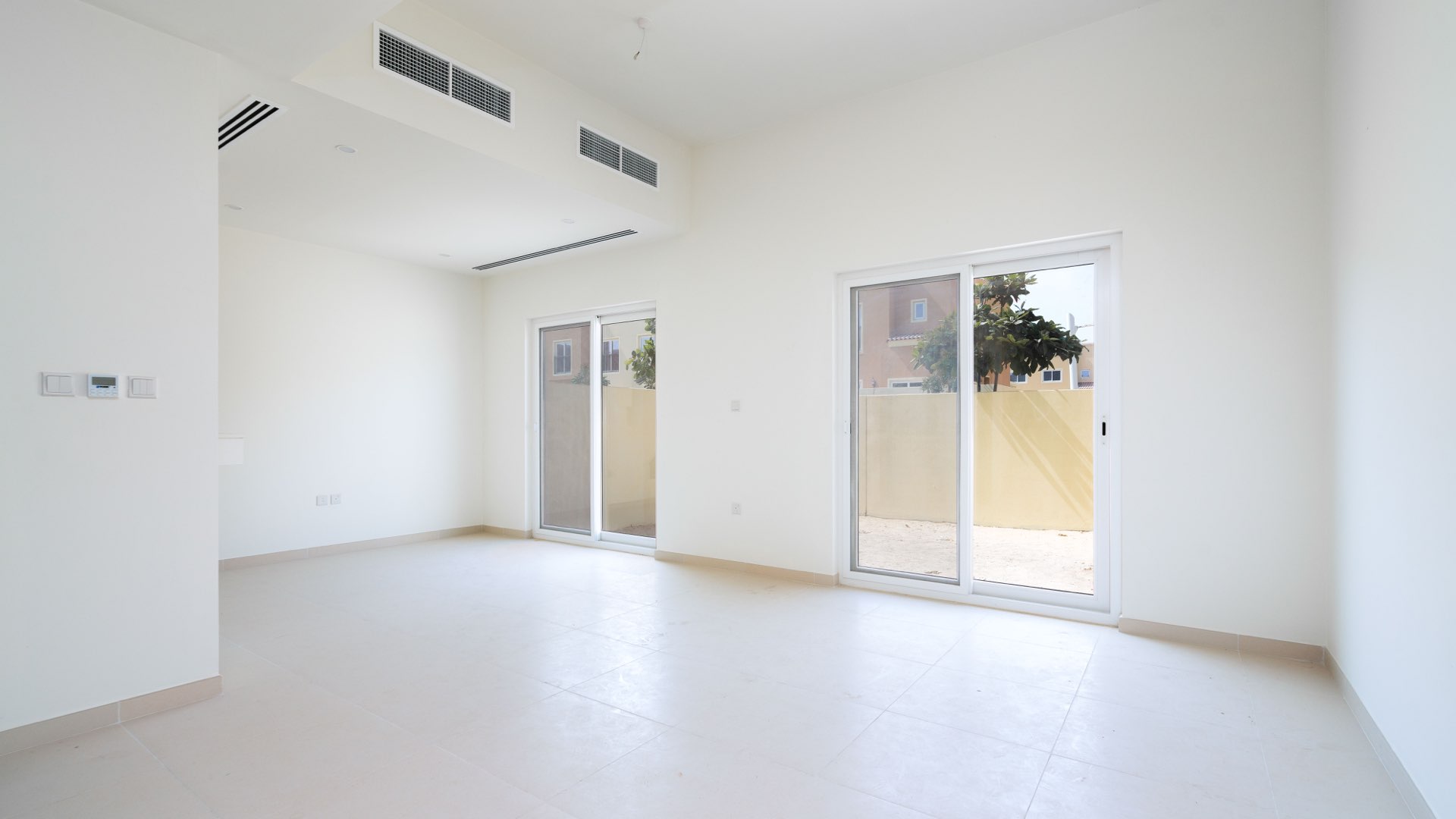 Bright 3-bed townhouse exterior in Amaranta Villanova, featuring modern design and spacious layout