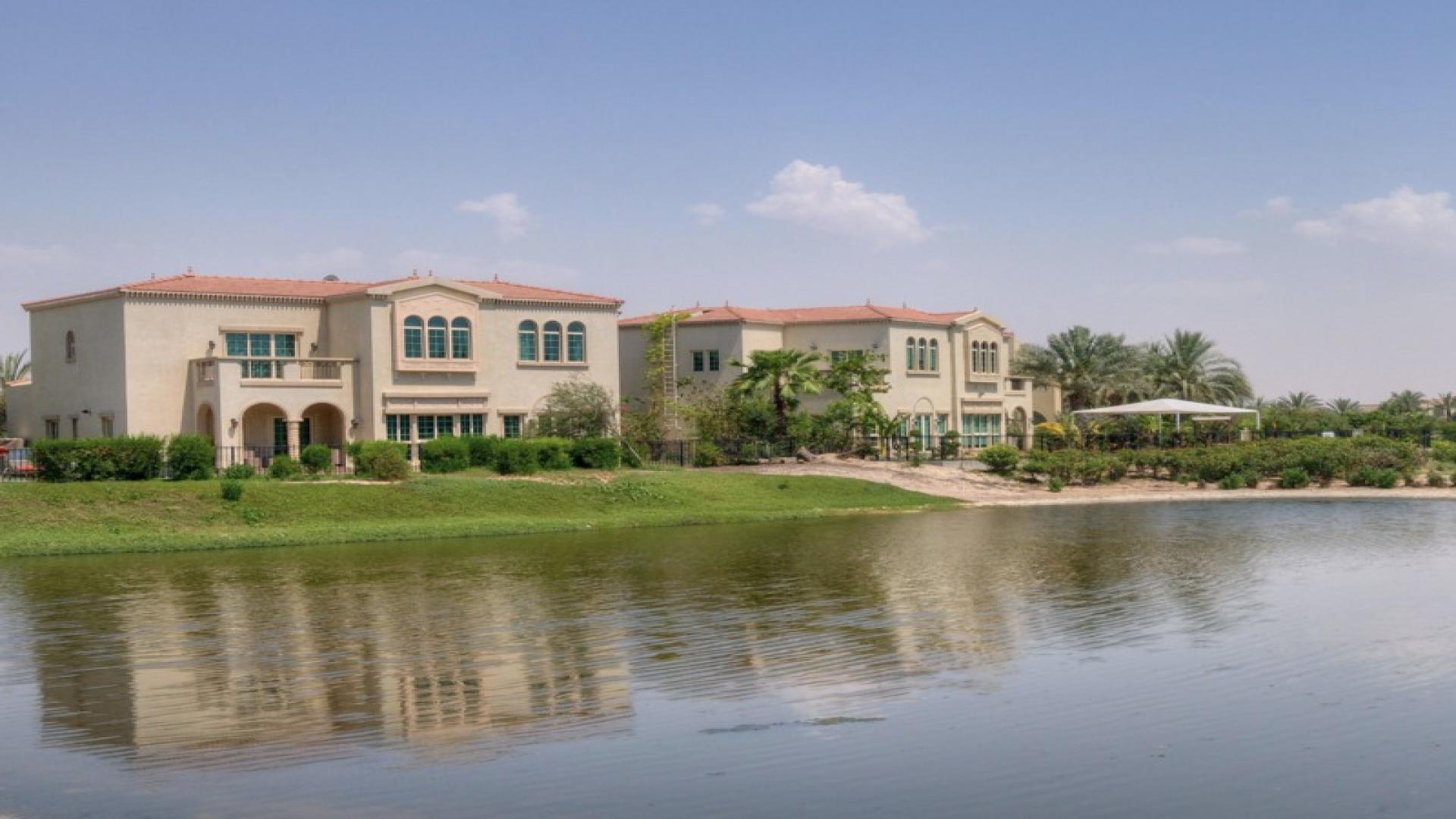 Luxurious master bedroom in 4-bed Garden Hall Villa, Jumeirah Islands, Islamic Cluster