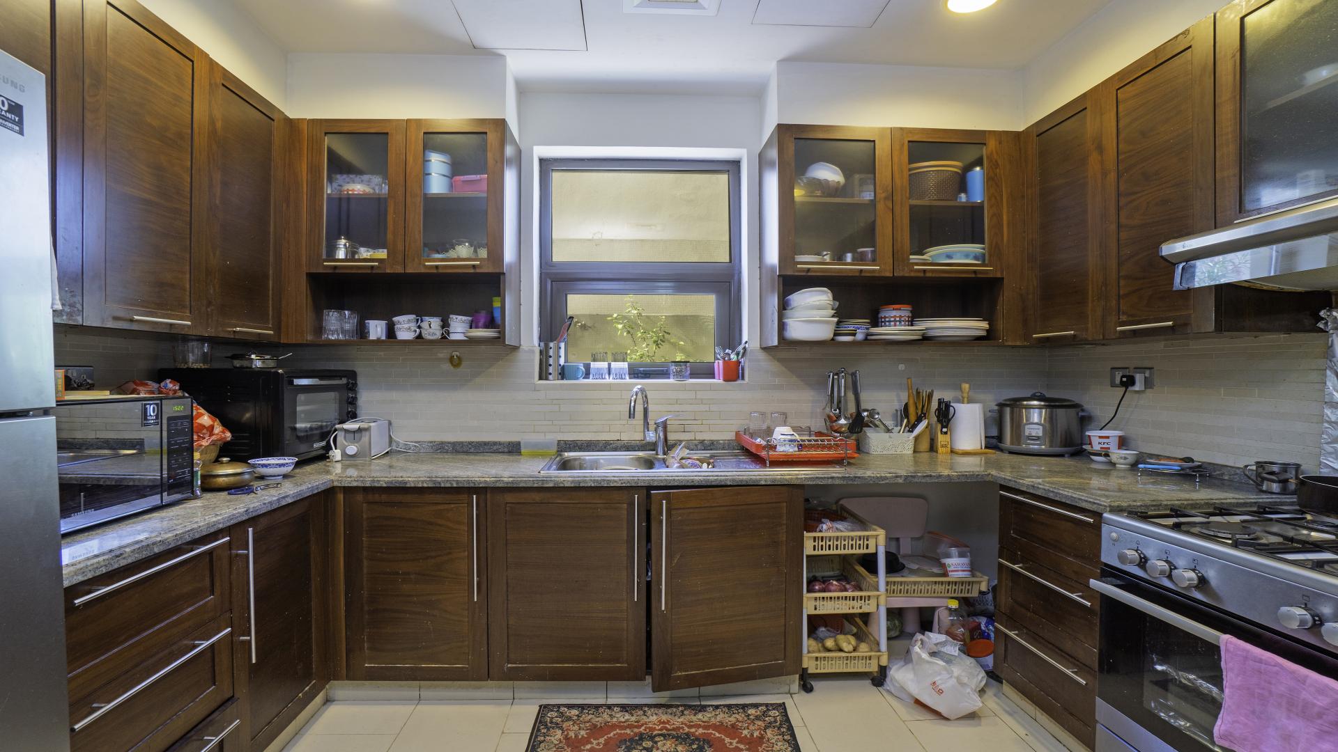 Modern kitchen in 3-bedroom villa for rent, Casa, Arabian Ranches 2, Dubai