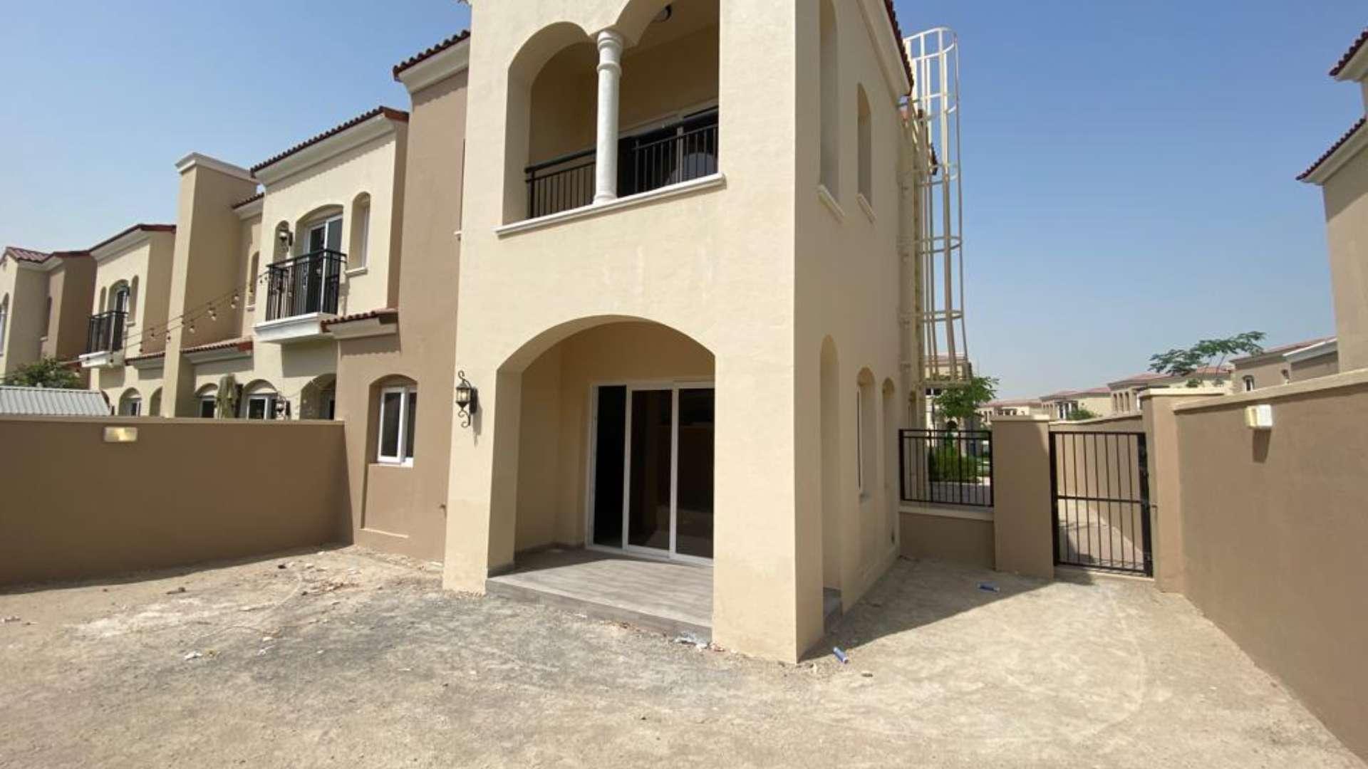 Spacious three-bedroom villa exterior in Casa Viva, Serena, available for rent