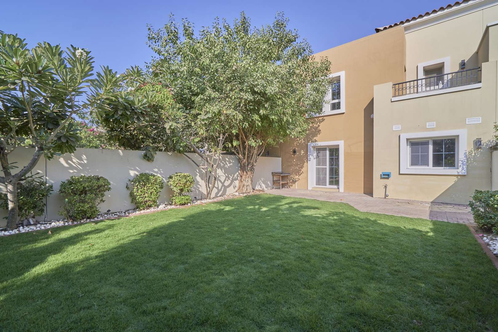 Lush garden of 3-bedroom villa in Ghadeer, The Lakes, available for rent