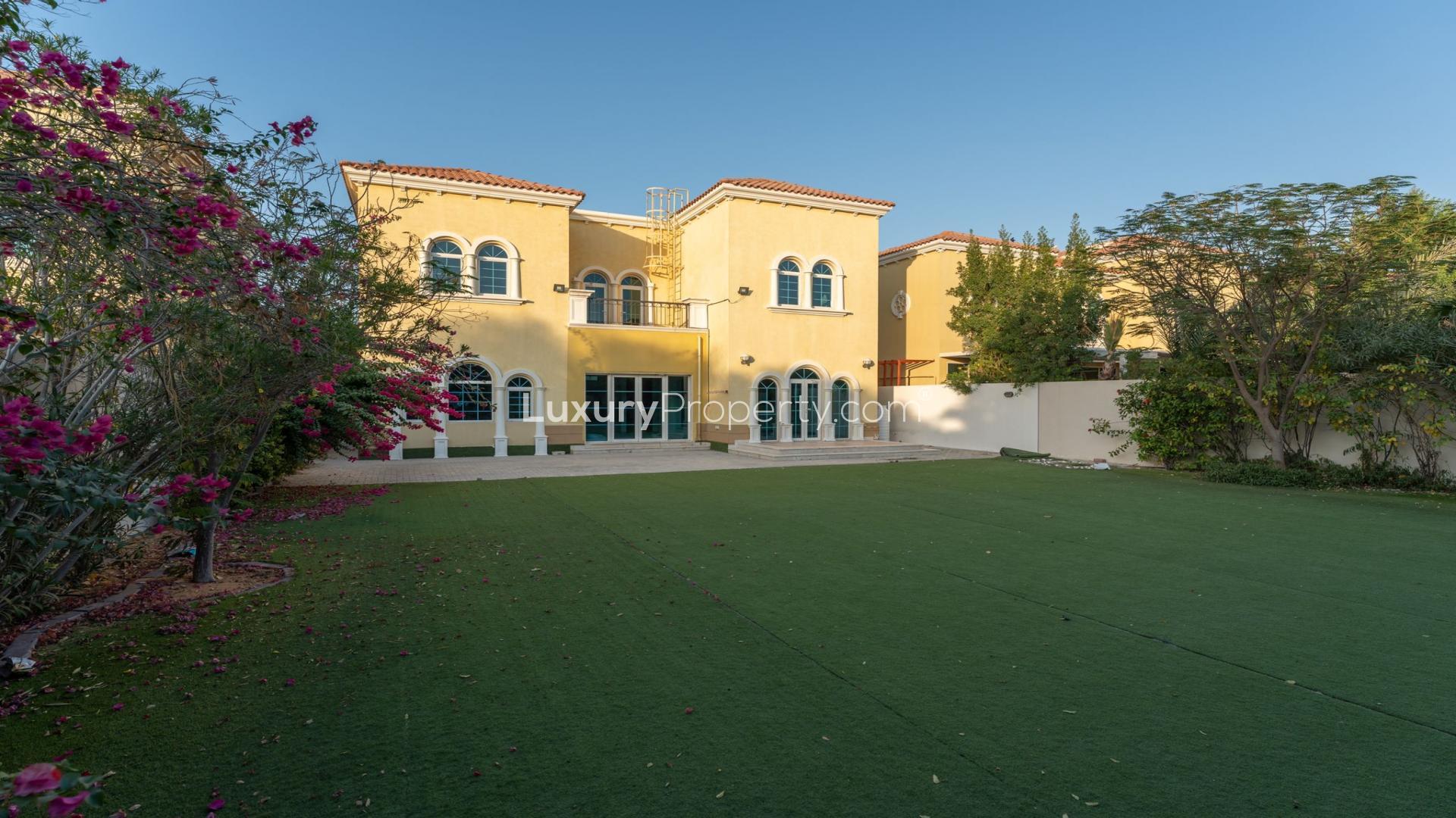 Large villa with spacious lawn in Jumeirah Park Legacy, available for rent