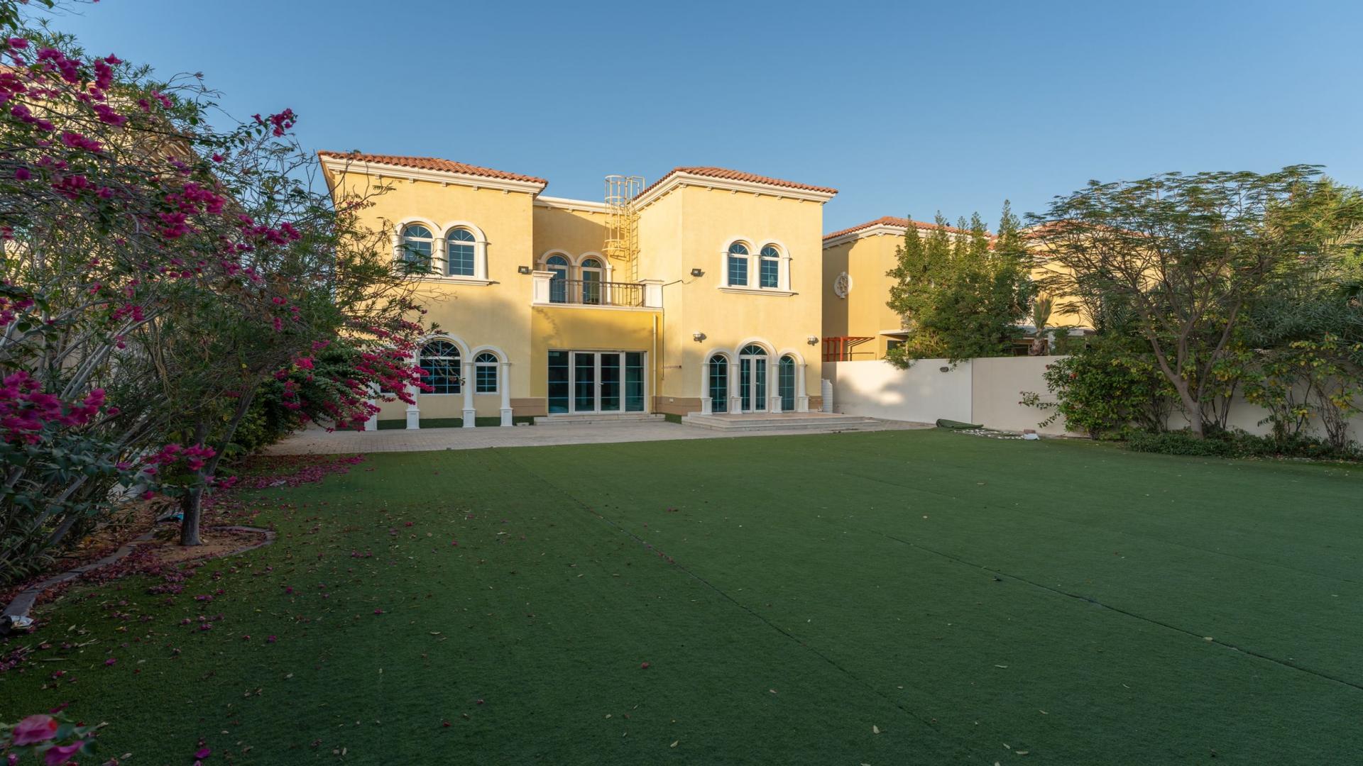 Large villa with spacious lawn in Jumeirah Park Legacy, available for rent