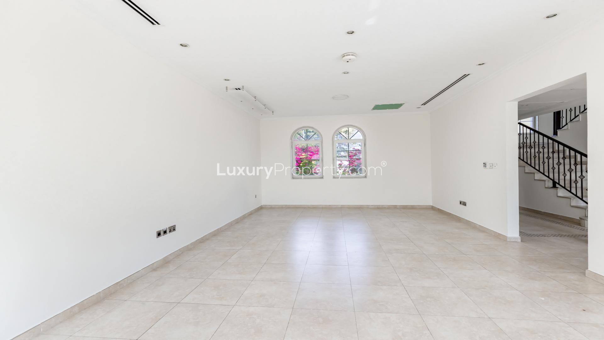 Bright living room in Jumeirah Park villa for rent, spacious layout and large windows