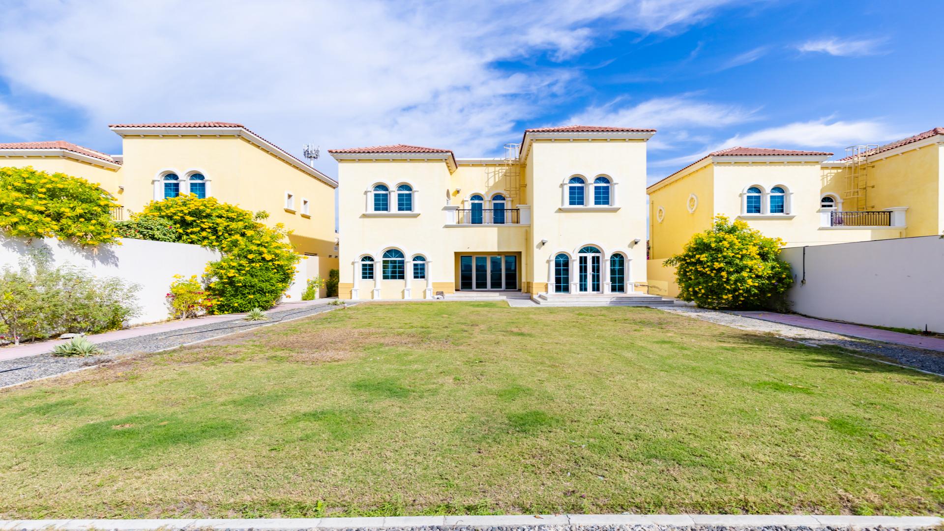 Beautiful villa entrance with vibrant garden in Jumeirah Park's Legacy community for rent