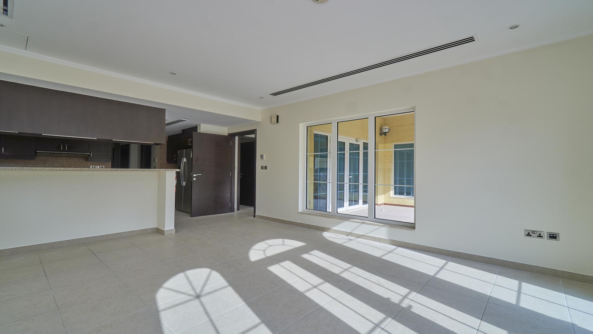 Exterior view of Jumeirah Park Legacy villa with garden patio, LP39818 for rent