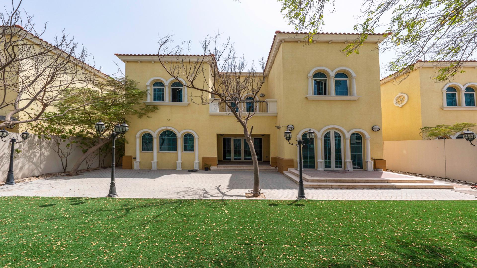 "Spacious living area with large windows in Jumeirah Park Legacy villa for rent.","Spacious 3-bed villa exterior in Jumeirah Park's Legacy community, available for rent.",Empty living room with large windows in Jumeirah Park Legacy villa for rent