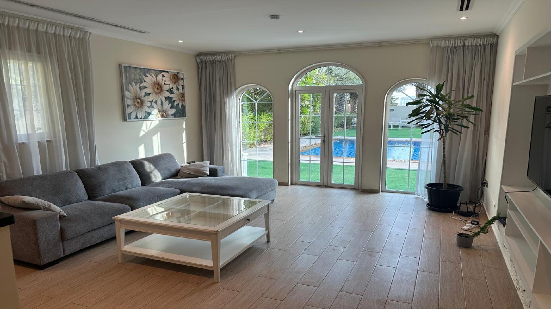 Dining area in spacious 3-bedroom villa, Jumeirah Park Legacy, with modern decor and natural light