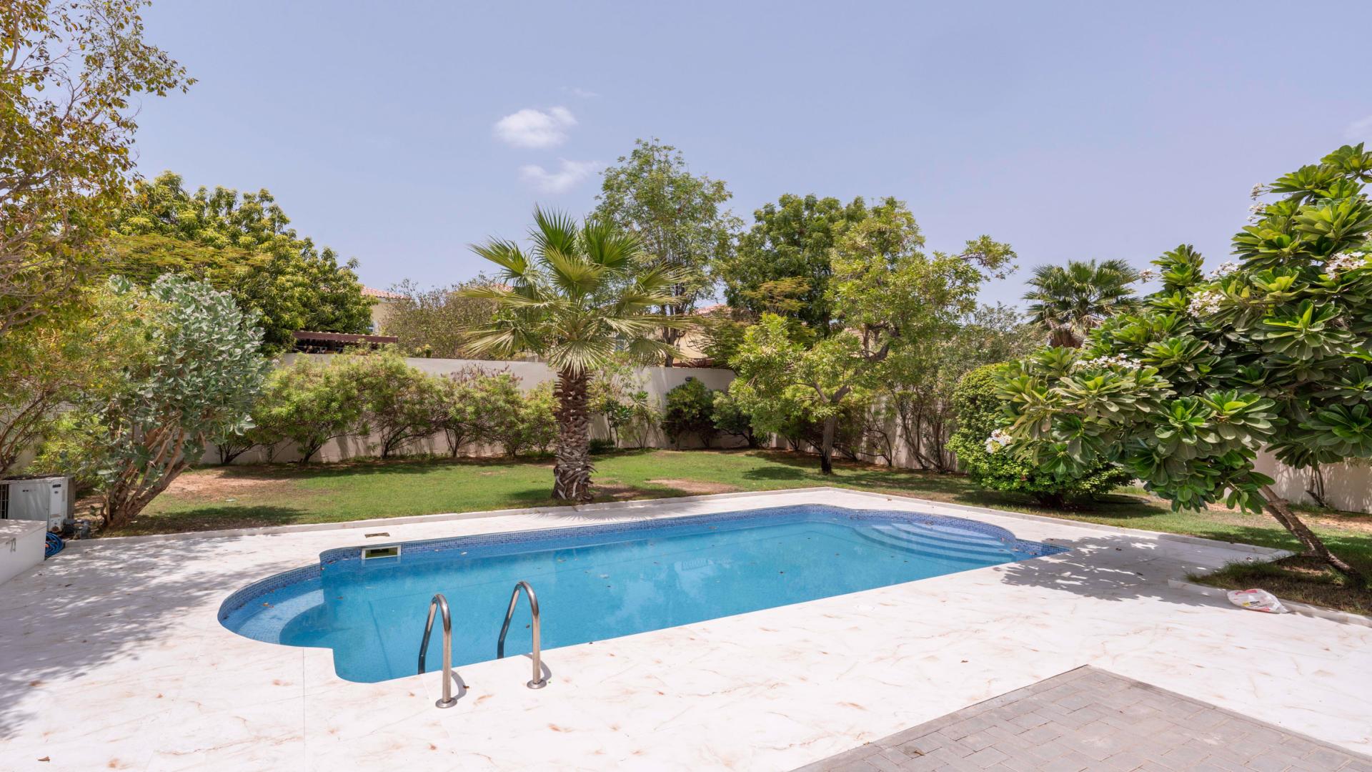 Spacious 3-bedroom villa with private pool for rent in Jumeirah Park Legacy Community