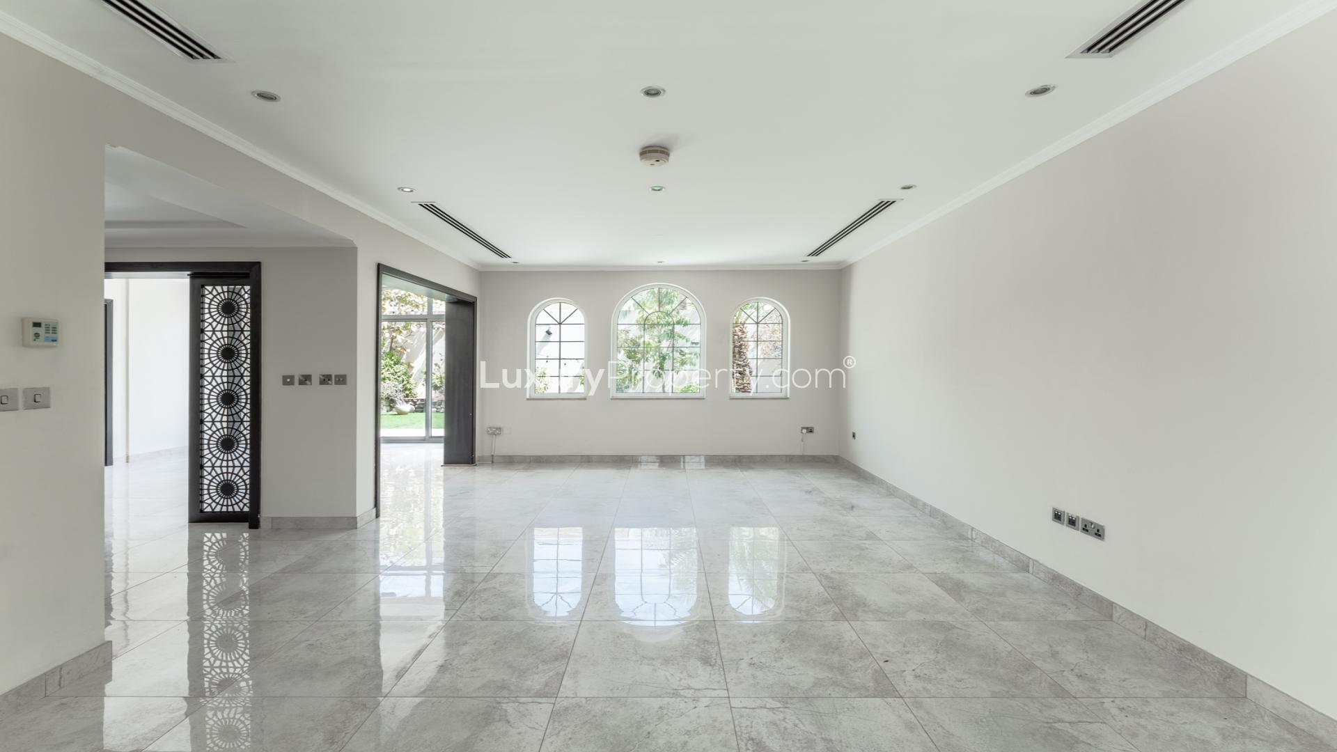 Spacious, upgraded living area in 3-bedroom villa, Legacy, Jumeirah Park for rent