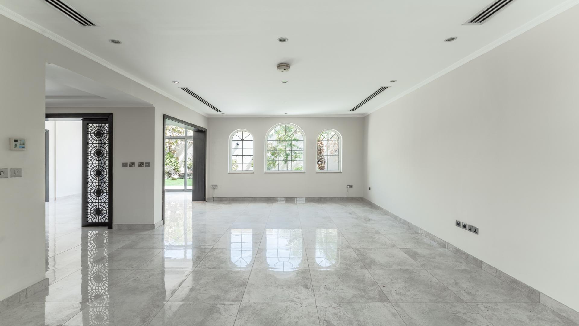 Spacious, upgraded living area in 3-bedroom villa, Legacy, Jumeirah Park for rent