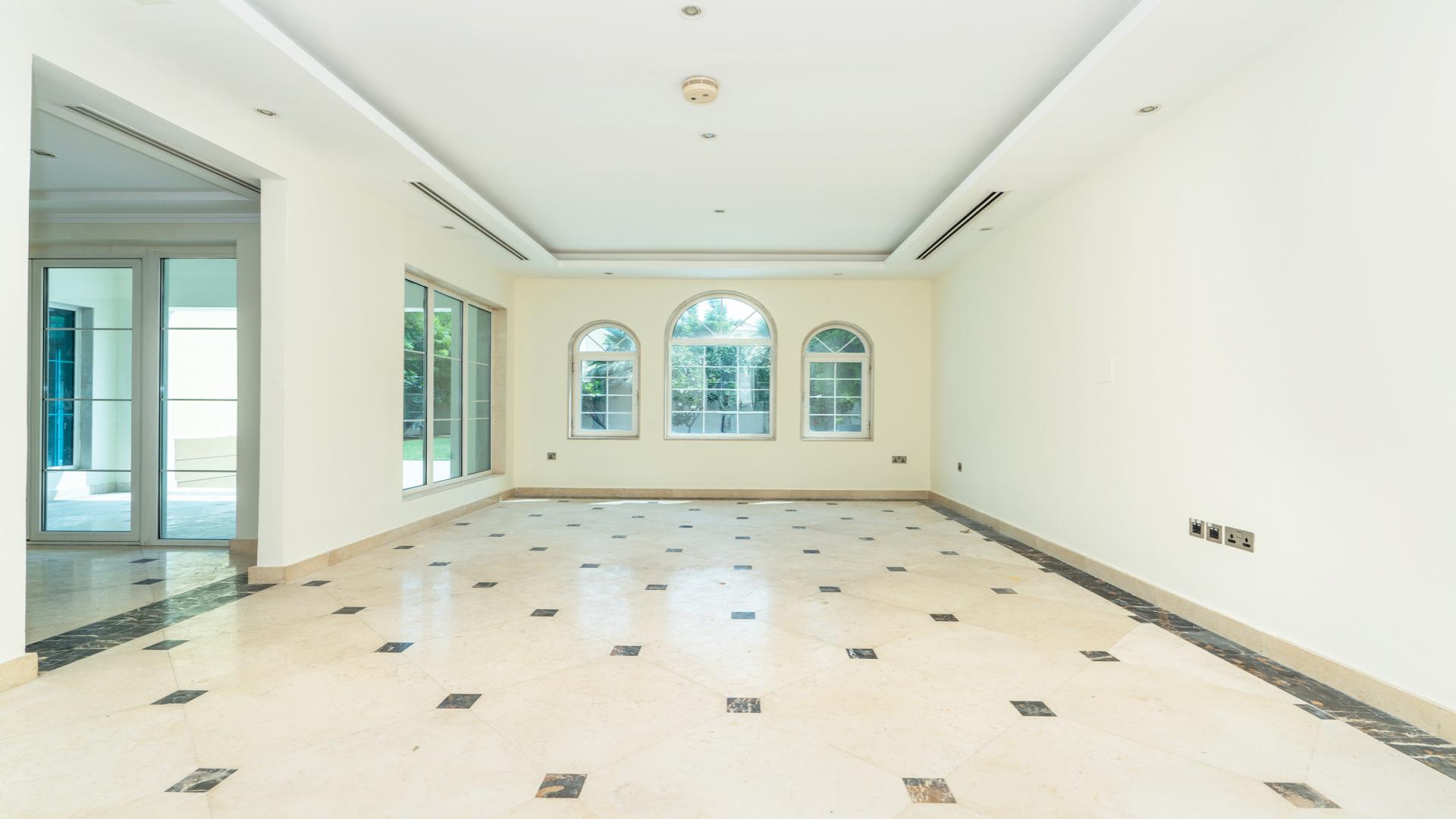 Luxurious 3-bedroom villa in Jumeirah Park's Legacy community with spacious garden