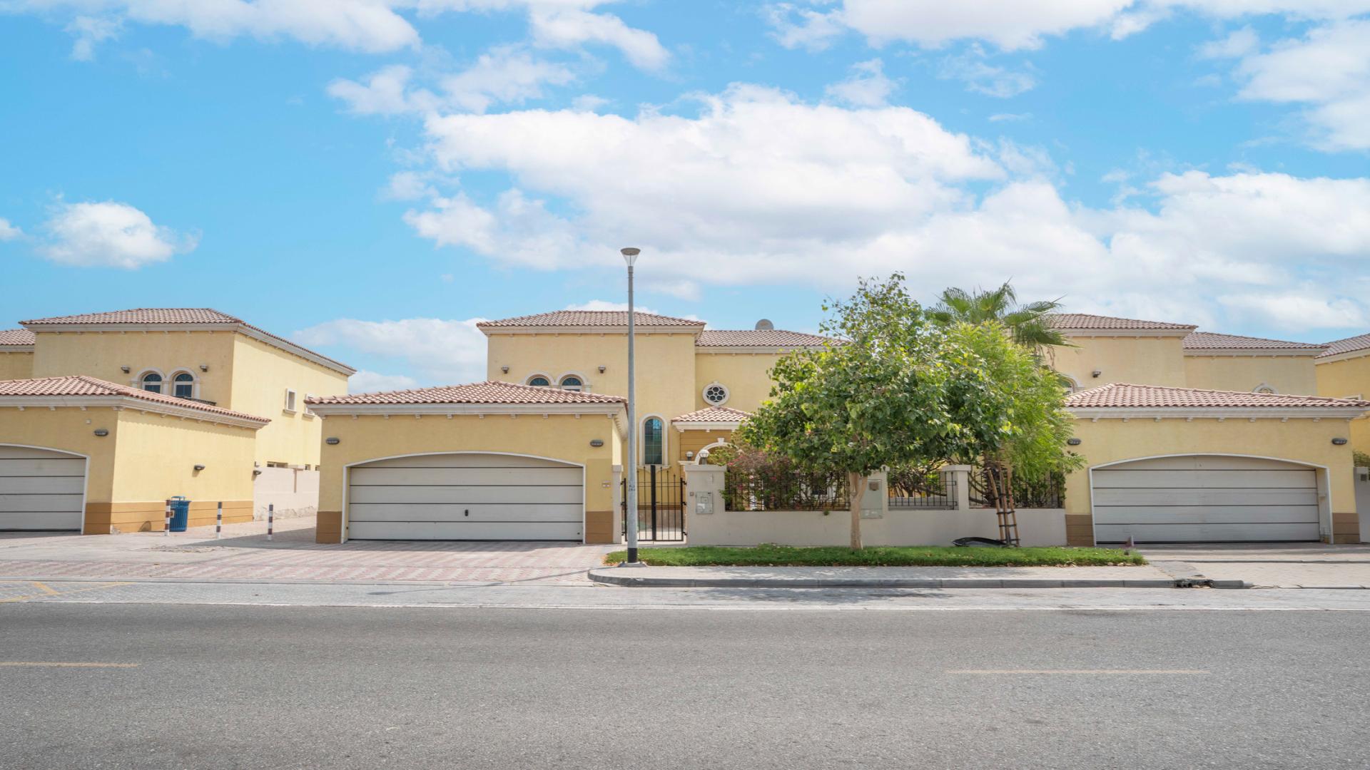 Spacious living room in a 3-bedroom villa for rent in Jumeirah Park Legacy