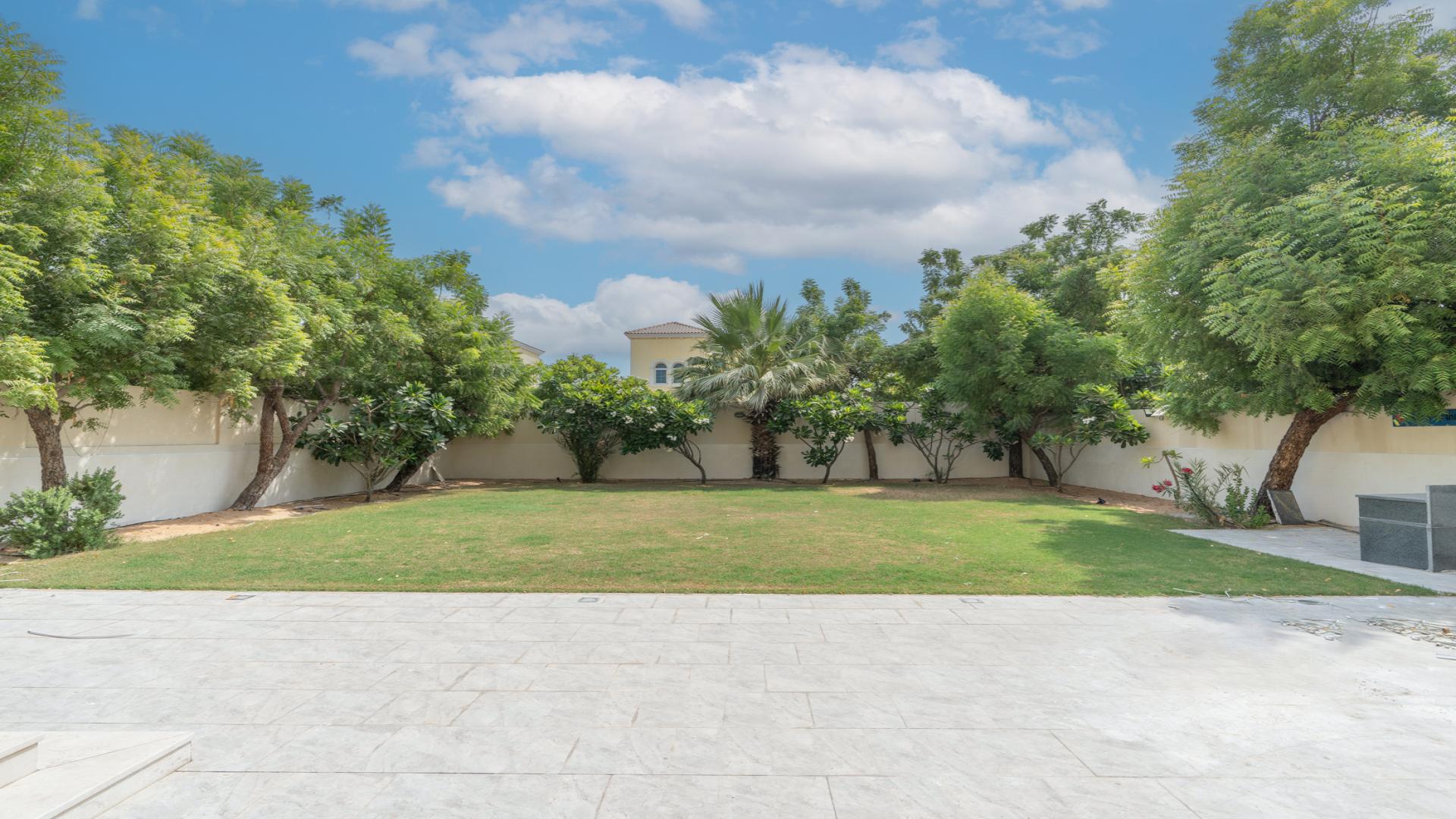 "Jumeirah Park Legacy villa for rent, featuring modern design and spacious layout, LP45756.",Spacious backyard with lush greenery in Jumeirah Park Legacy villa for rent