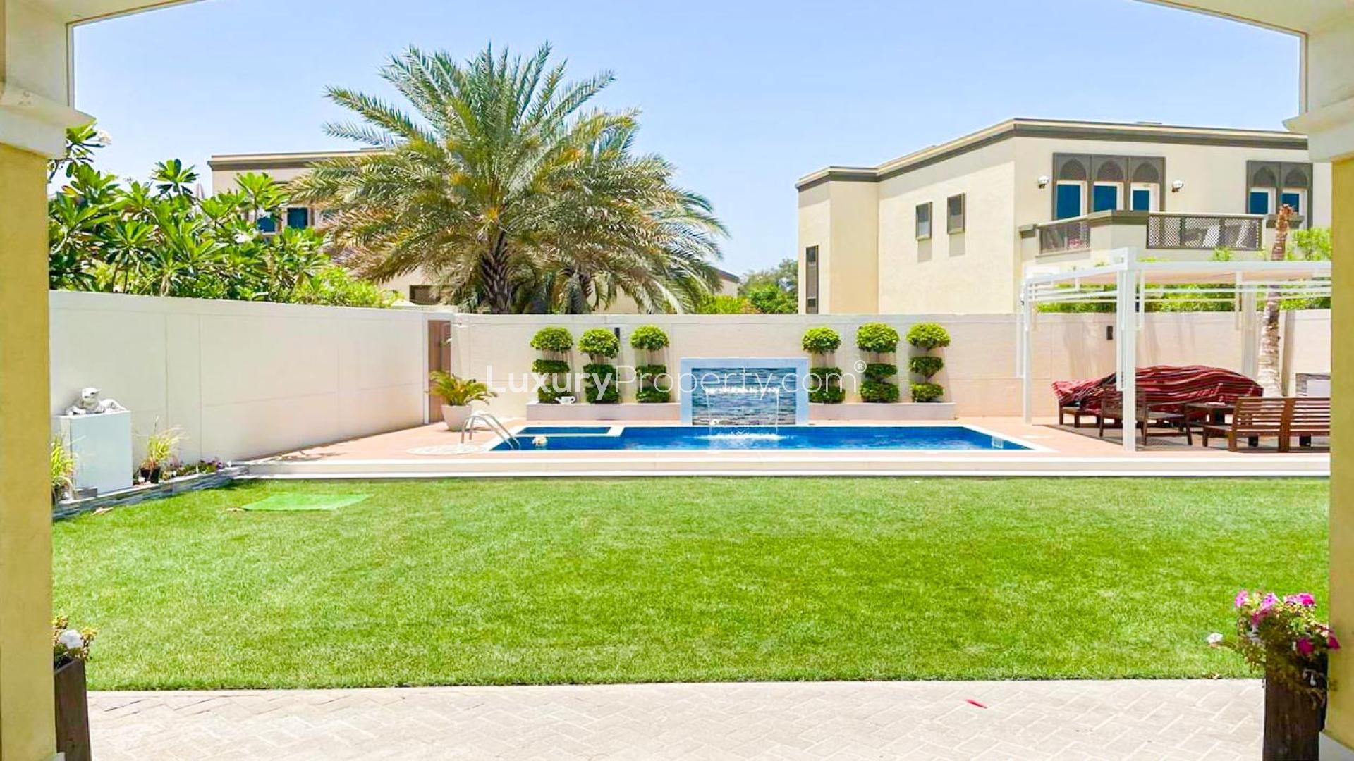 Private villa with pool and garden in Jumeirah Park
