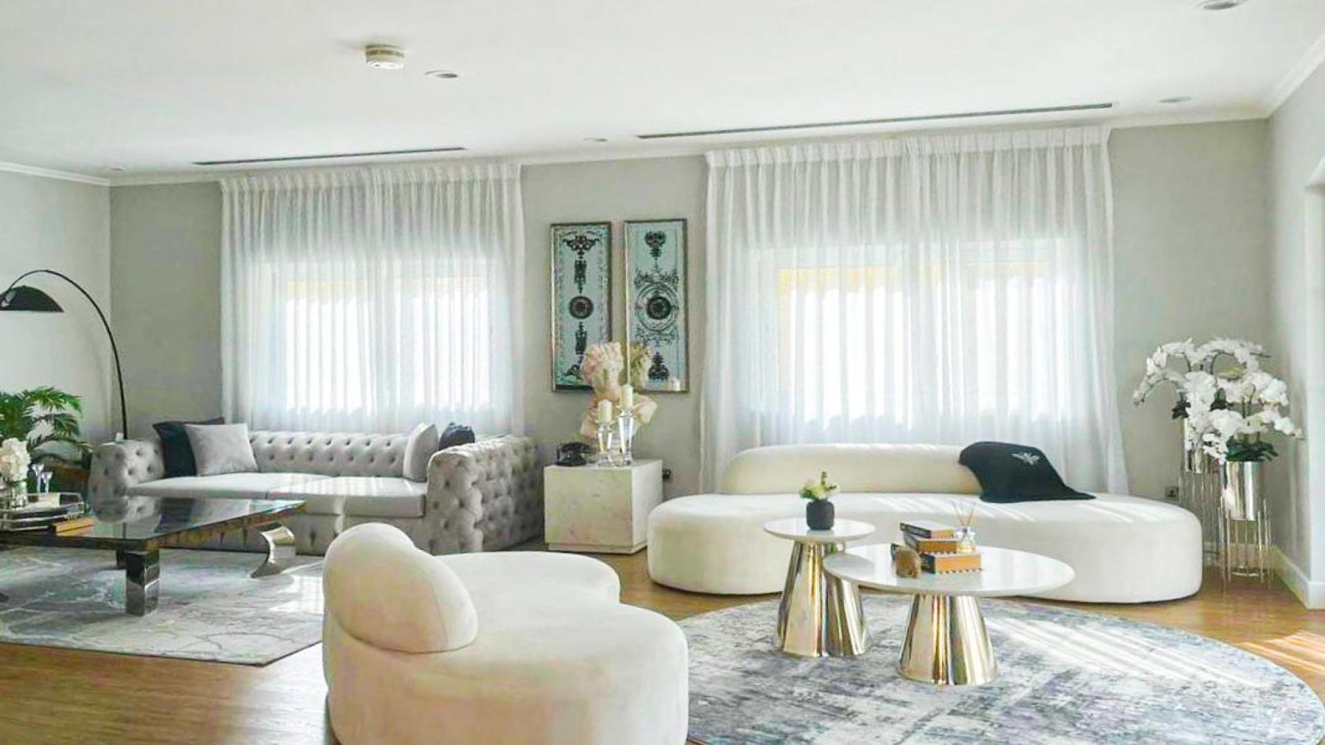 Luxurious living room in Jumeirah Park villa with modern decor and elegant furnishings