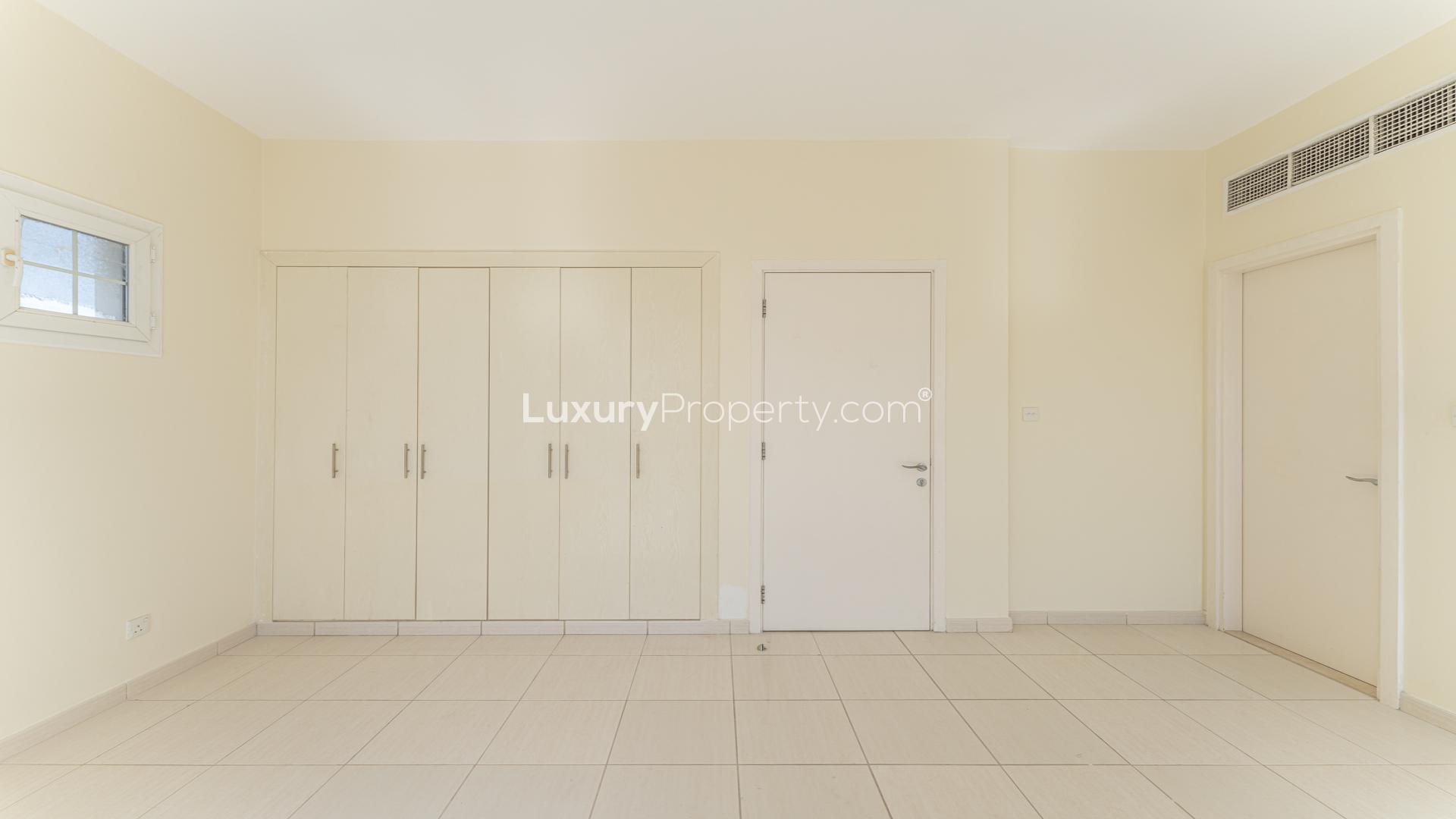 Bright bedroom with large windows in 3-bedroom villa, Springs 11, The Springs