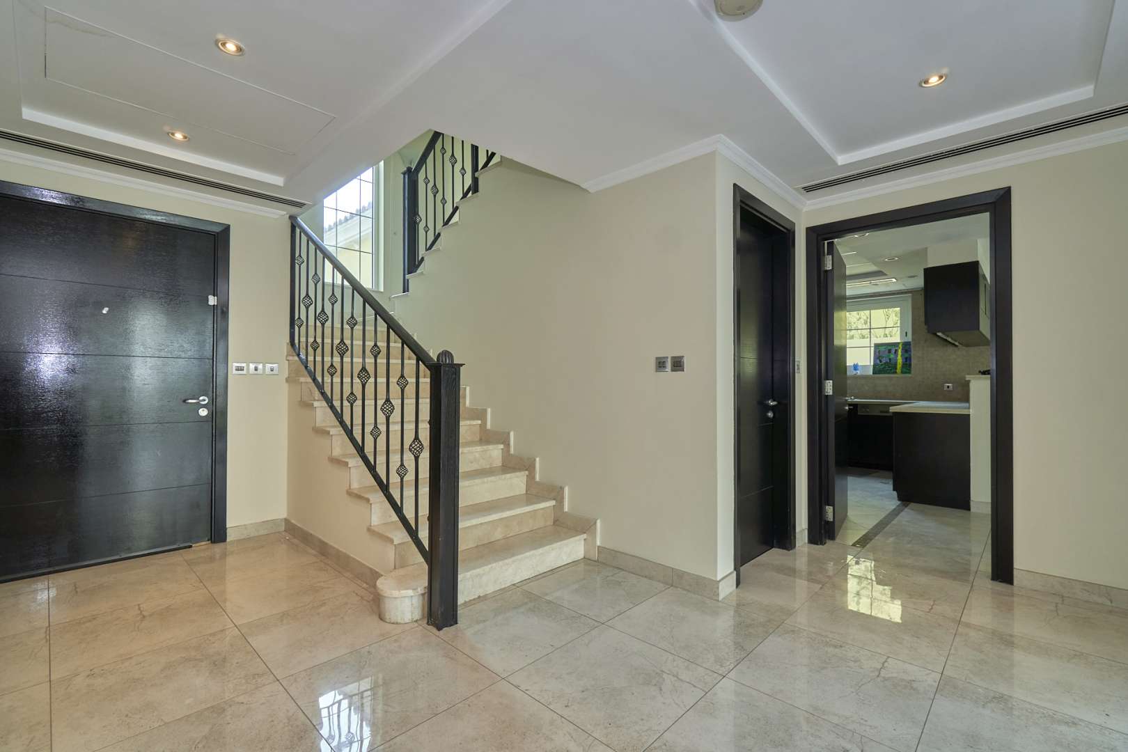 Spacious villa entrance with garden in Jumeirah Park, Legacy community, available for rent