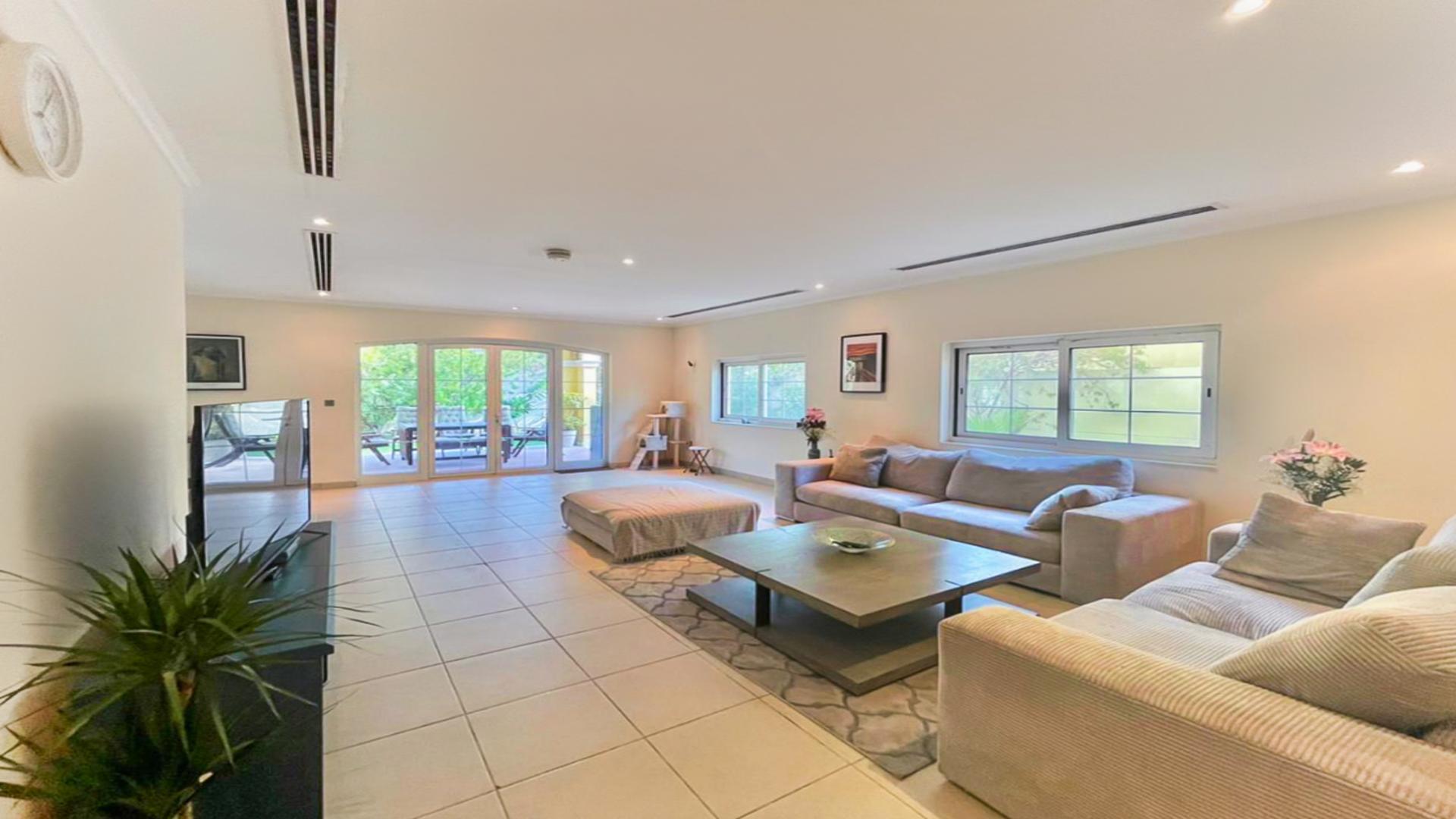 Spacious 3 Bed Legacy Villa with garden in Jumeirah Park, available for rent