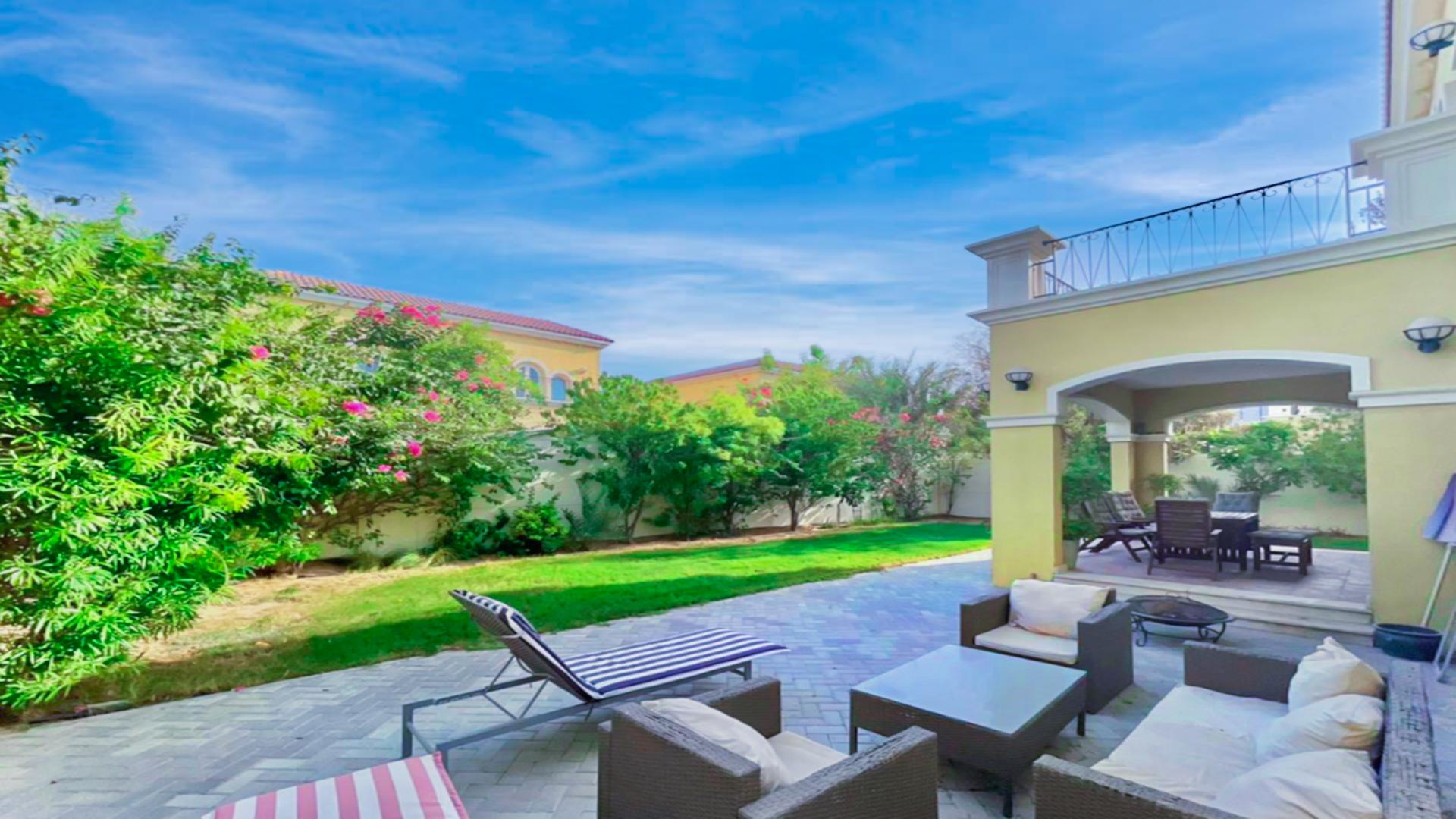 N/A,Outdoor patio and garden of spacious 3 Bed Legacy Villa in Jumeirah Park for rent
