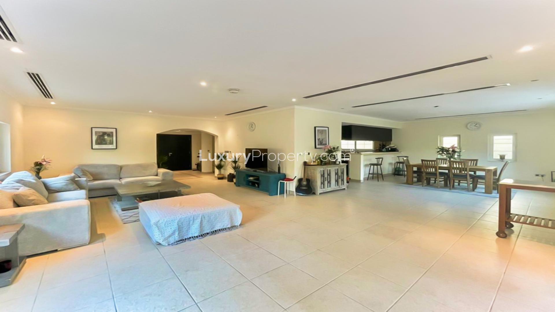 Spacious living and dining area in 3 Bed Legacy Villa, Jumeirah Park for rent