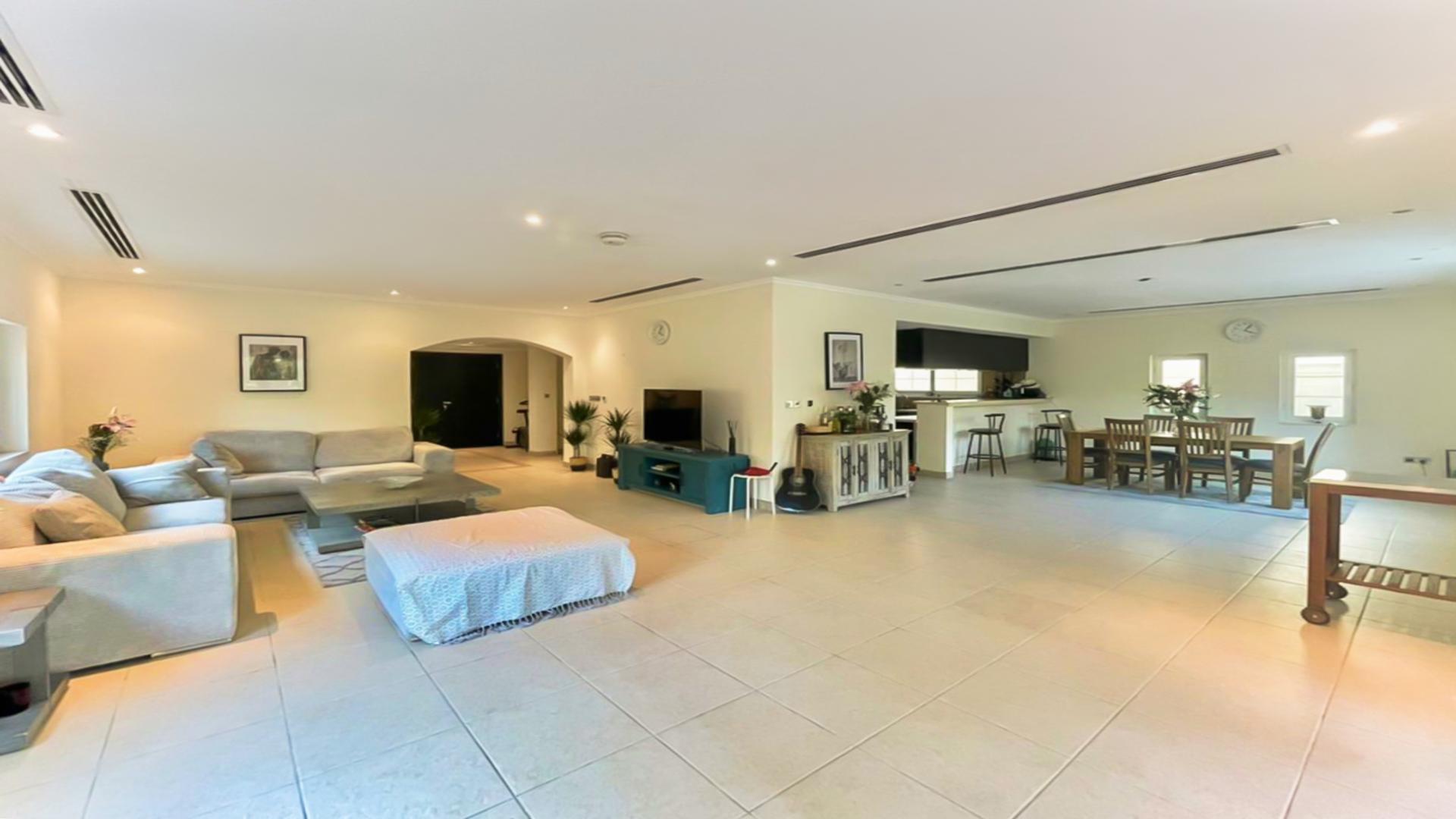 Spacious living and dining area in 3 Bed Legacy Villa, Jumeirah Park for rent
