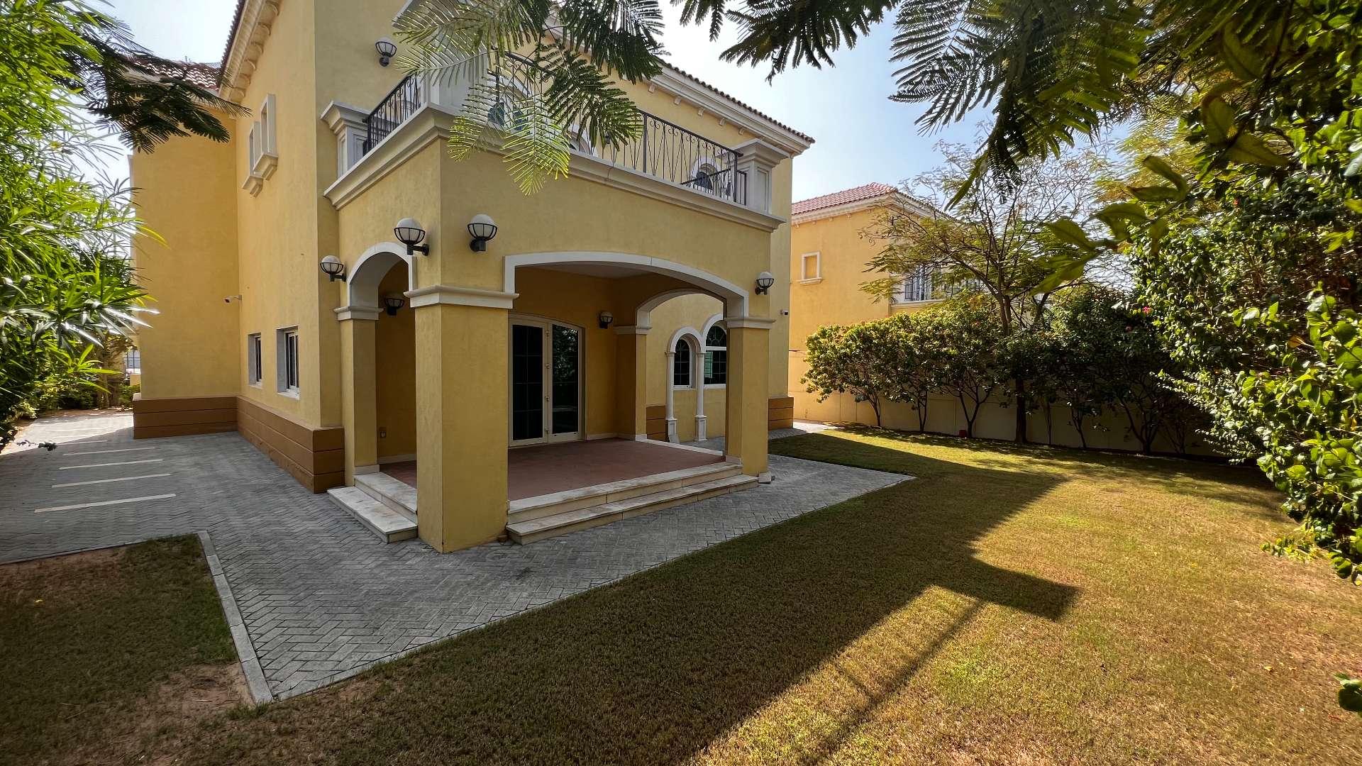 Spacious open-plan living area in Jumeirah Park Legacy villa for rent, tiled flooring