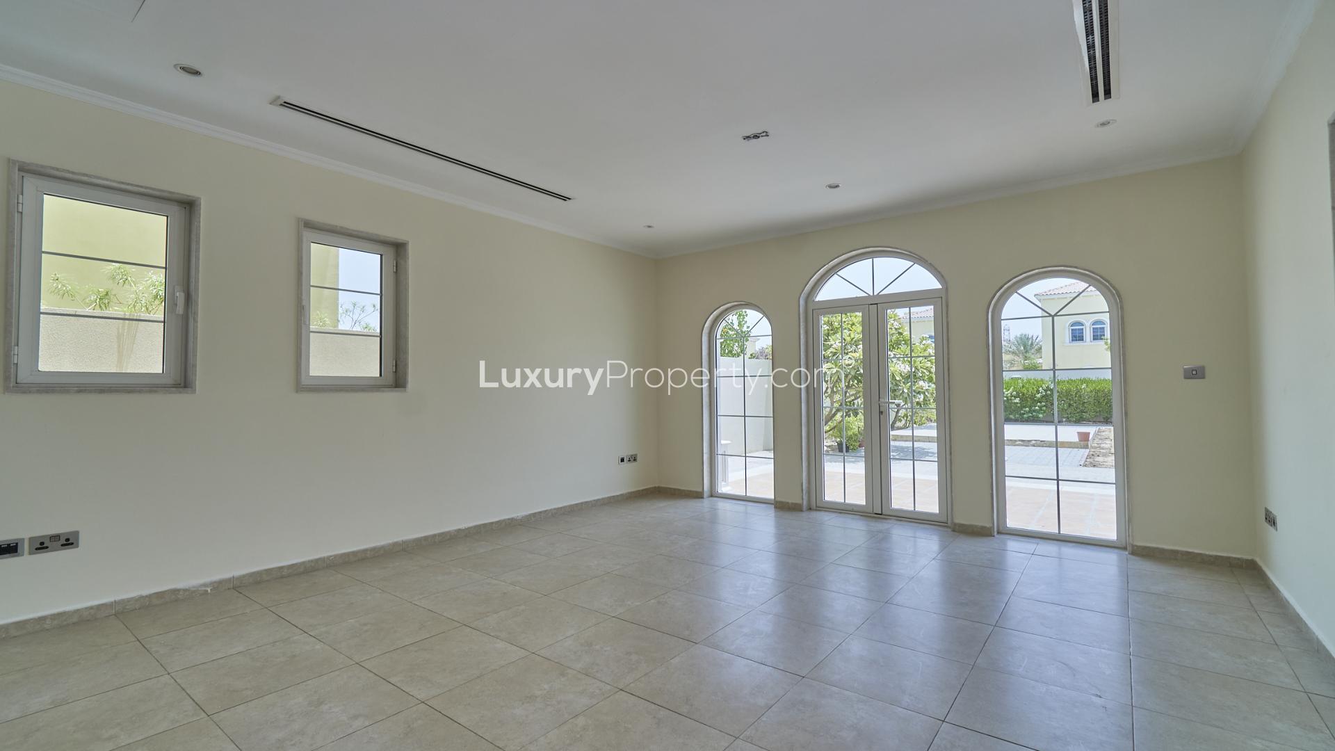 Spacious living room in 3-bedroom villa for rent, Jumeirah Park, Dubai