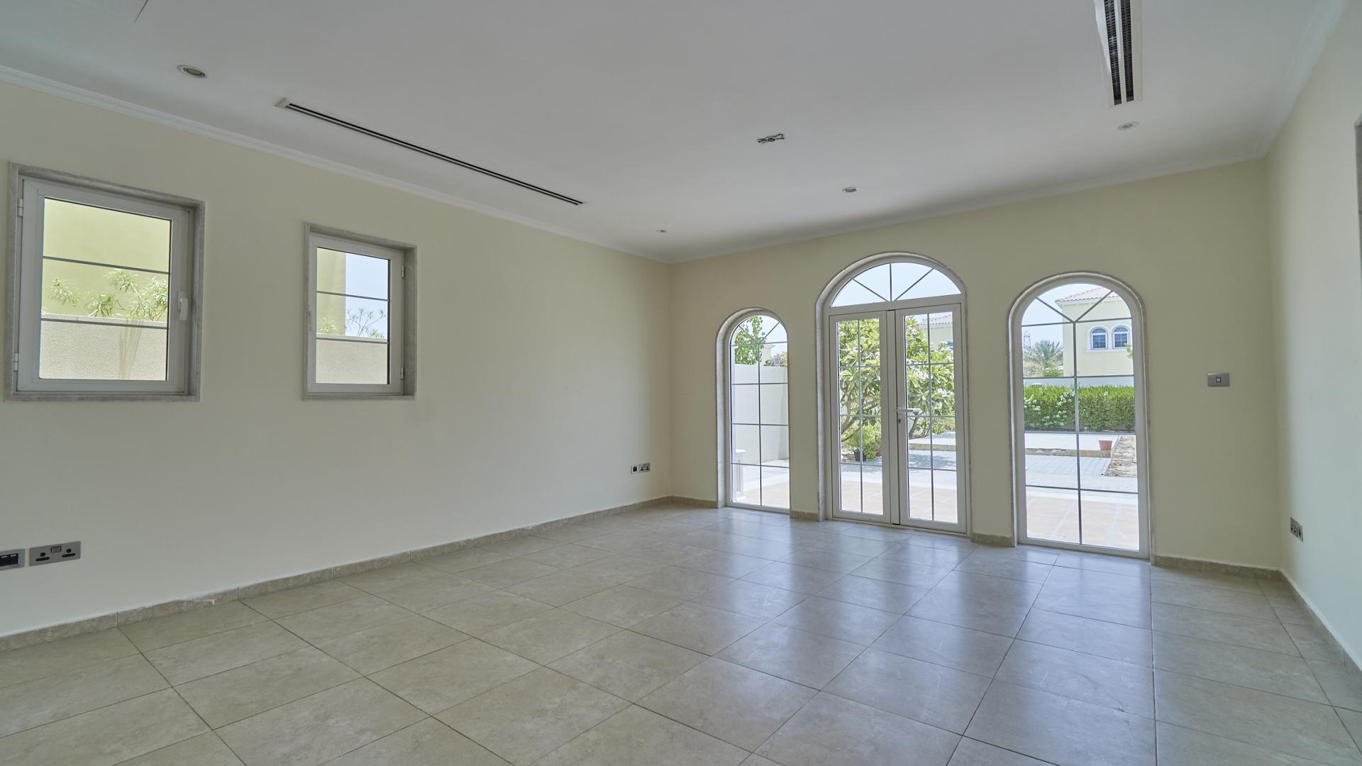 Spacious living room in 3-bedroom villa for rent, Jumeirah Park, Dubai