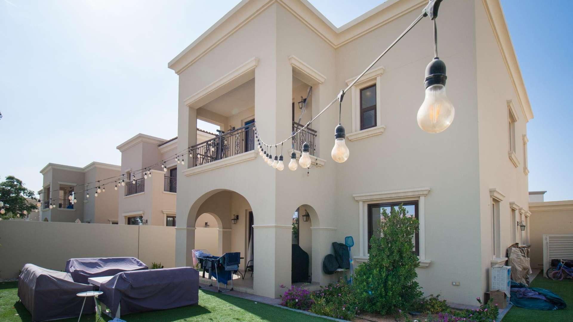 Living room in 3-bedroom villa, Arabian Ranches 2, with modern decor and dining area