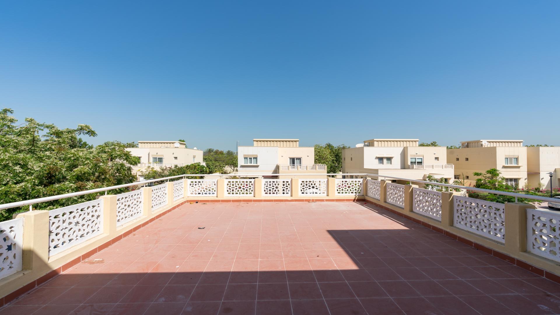 Bright living room in three-bedroom villa, Meadows 9, Emirates Living, for rent