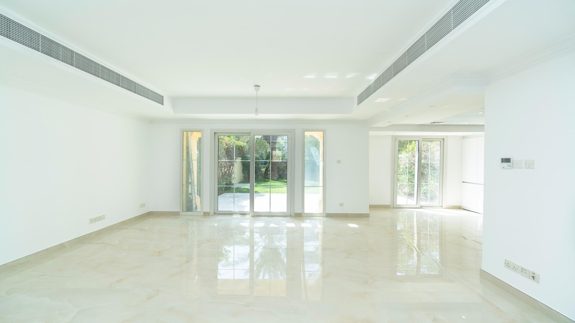 Upgraded villa garden with palm trees in Springs 12, Dubai, for rent