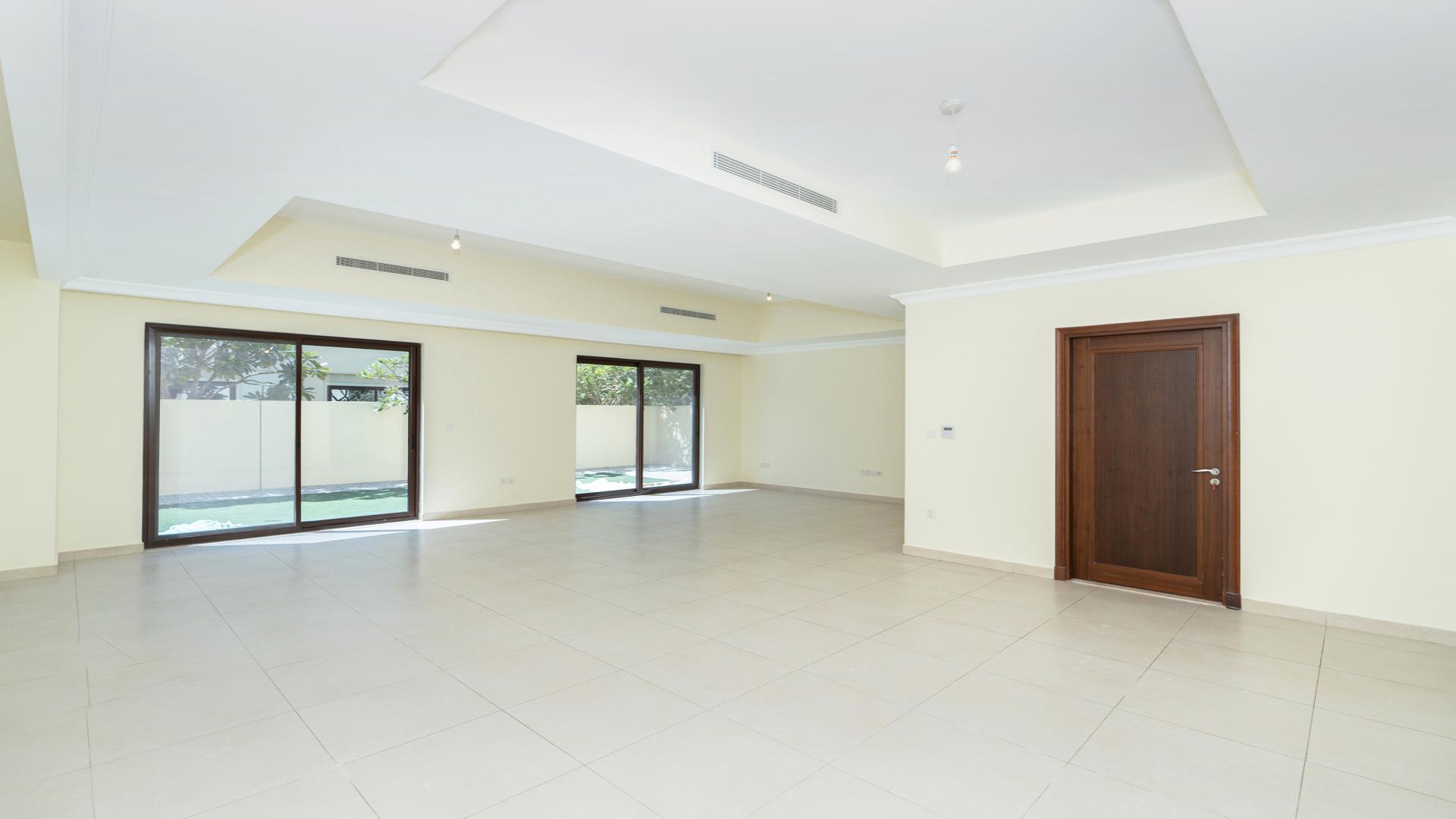 Spacious living room in 3-bedroom villa, Palma, Arabian Ranches 2, Dubai, for rent