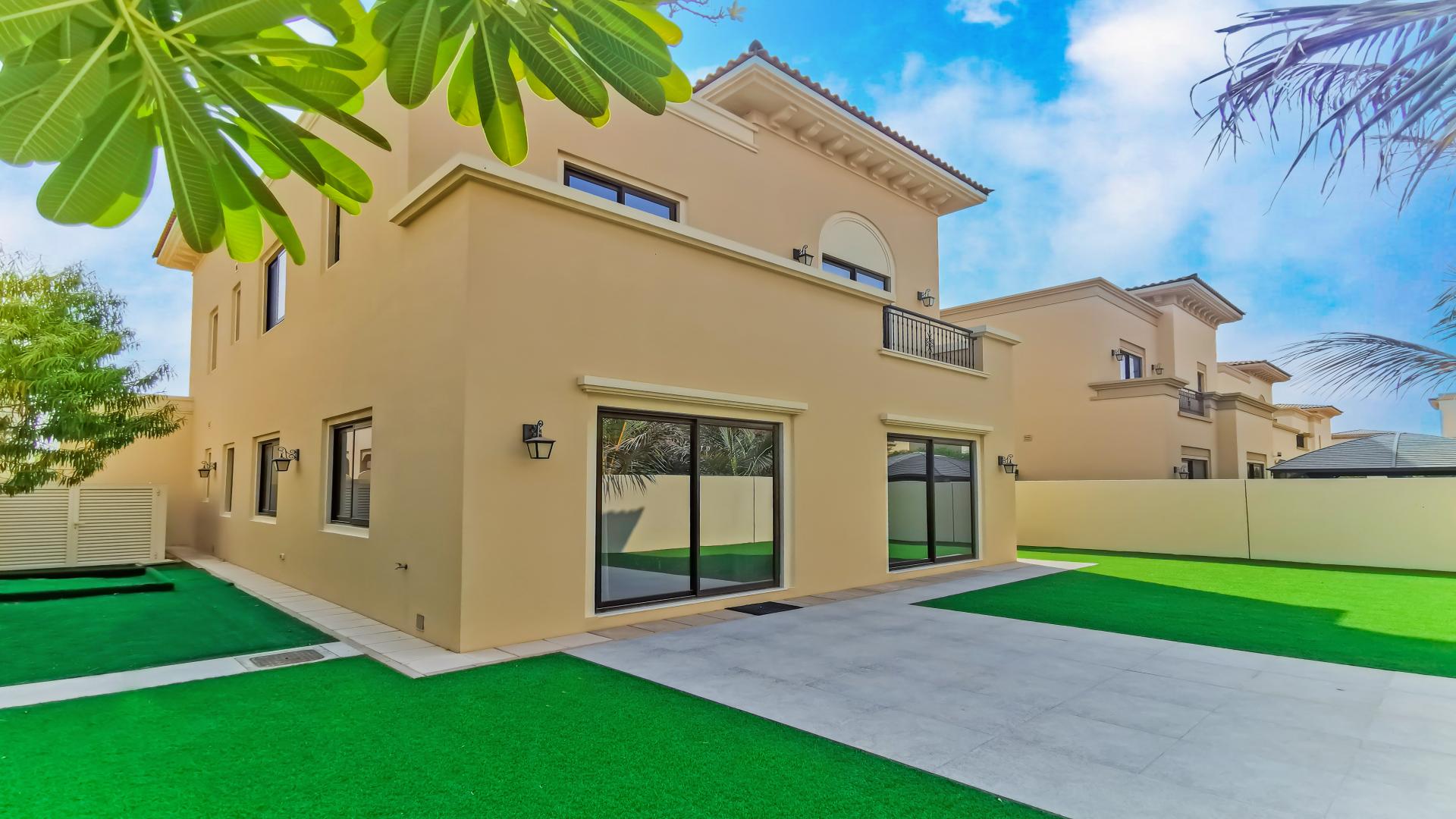 Spacious living room in Palma Arabian Ranches 2 villa for rent, tiled floors, large windows