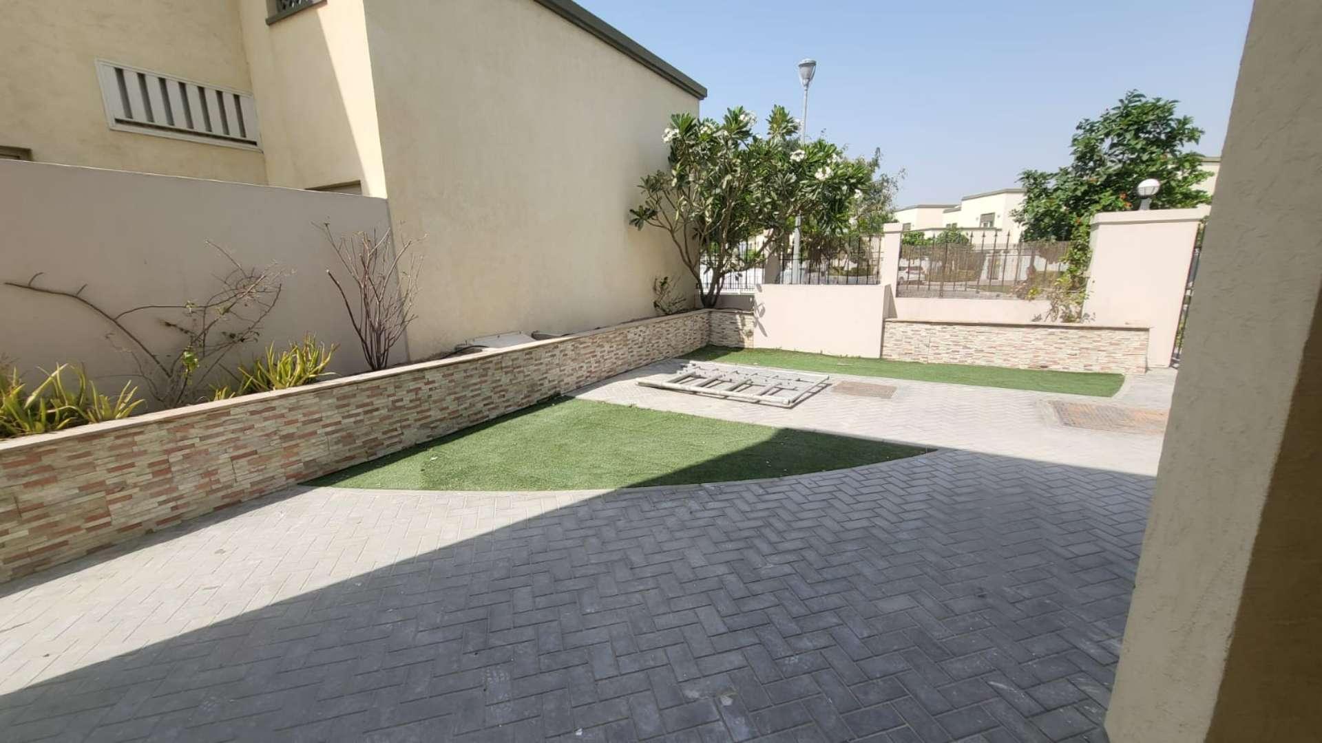Outdoor garden view of cozy 3-bedroom villa in Jumeirah Park, Regional sub-community