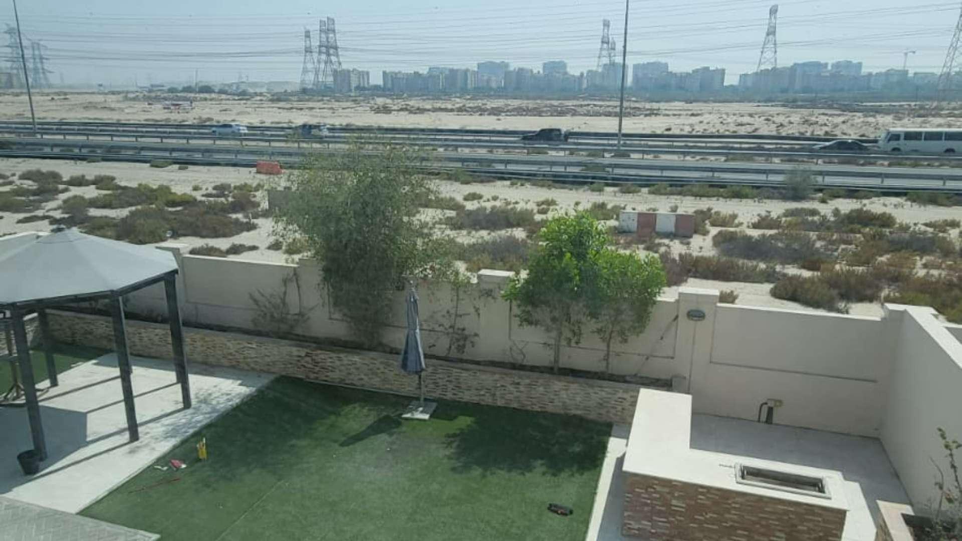 Bright living area in cozy 3-bedroom villa, Jumeirah Park Regional, with garden access