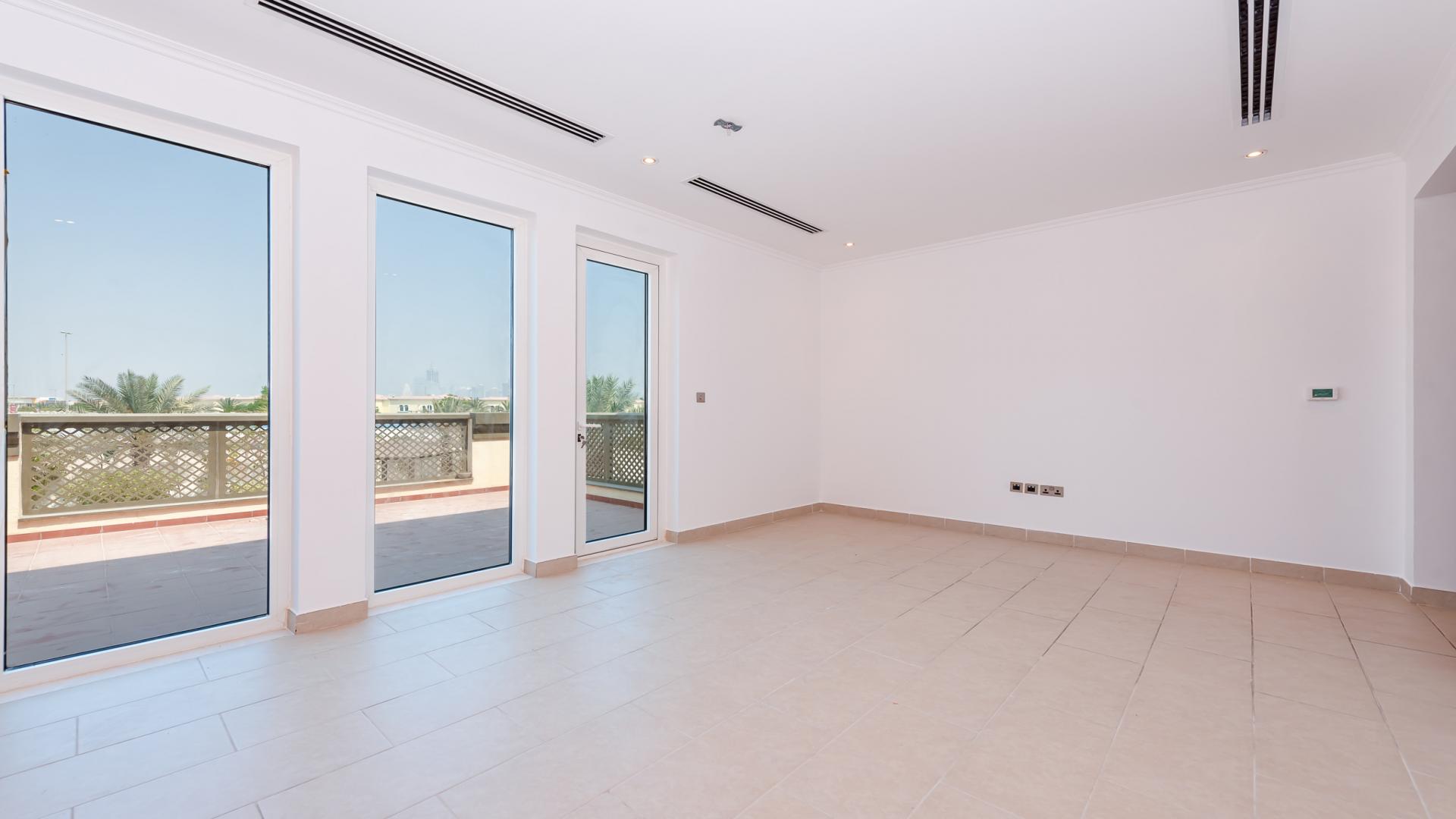 Spacious open-plan living area in three-bed villa, Jumeirah Park, Regional, for rent