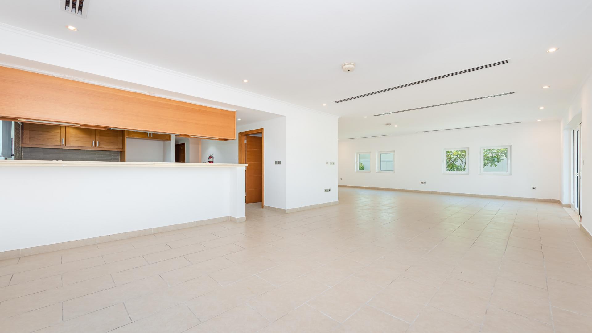 Spacious open-plan living area in three-bed villa, Jumeirah Park Regional, for rent