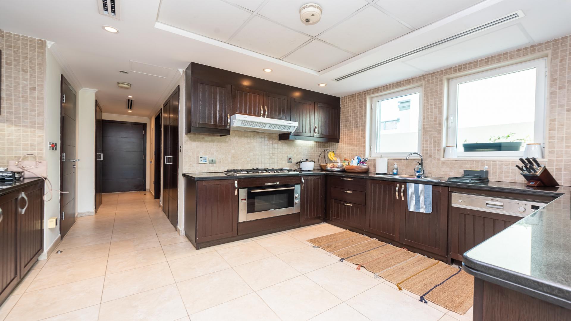 Dining area in spacious Jumeirah Park villa with modern decor and natural light