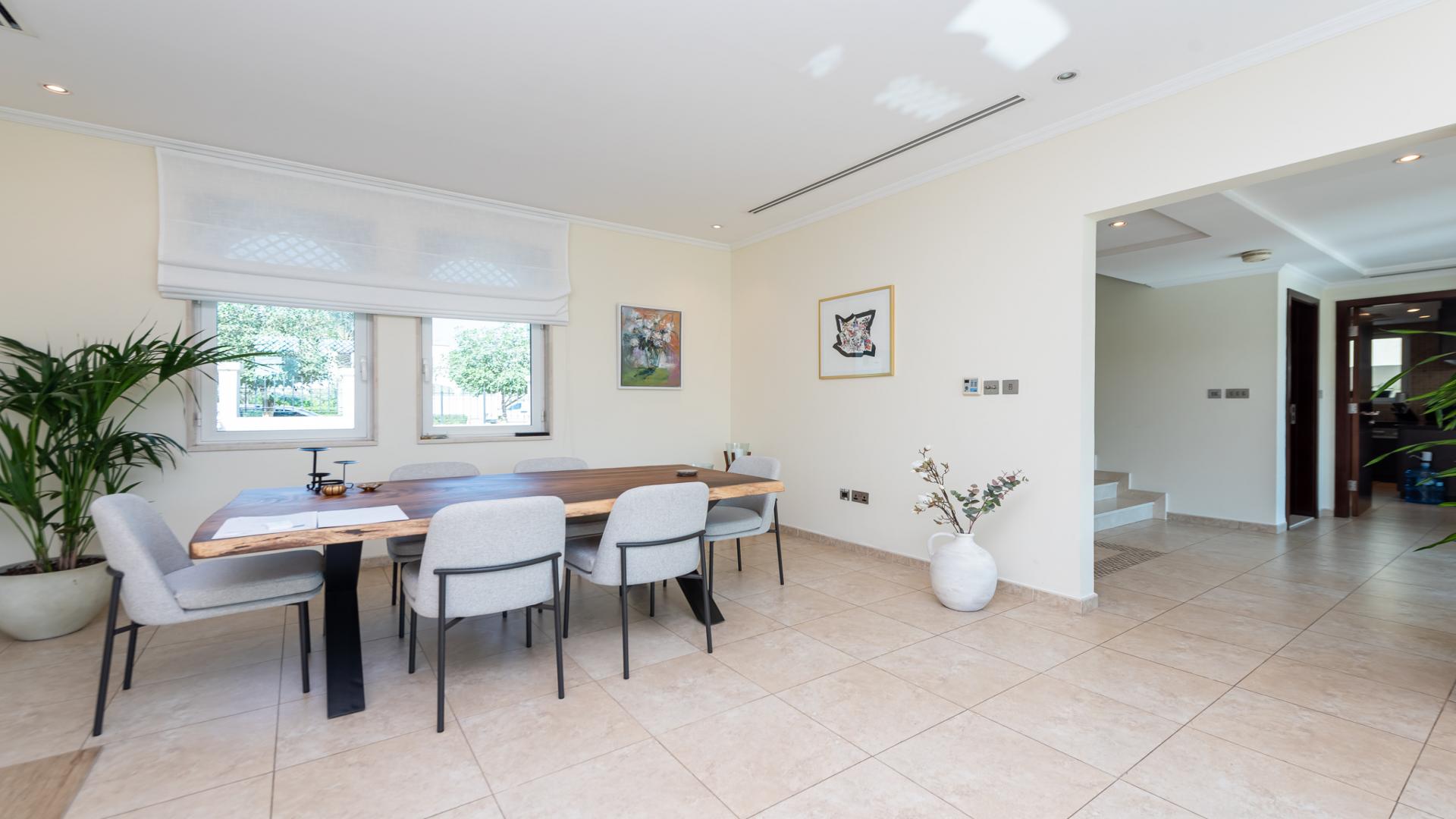 Spacious living area in 3-bedroom Regional style villa, Jumeirah Park, for rent